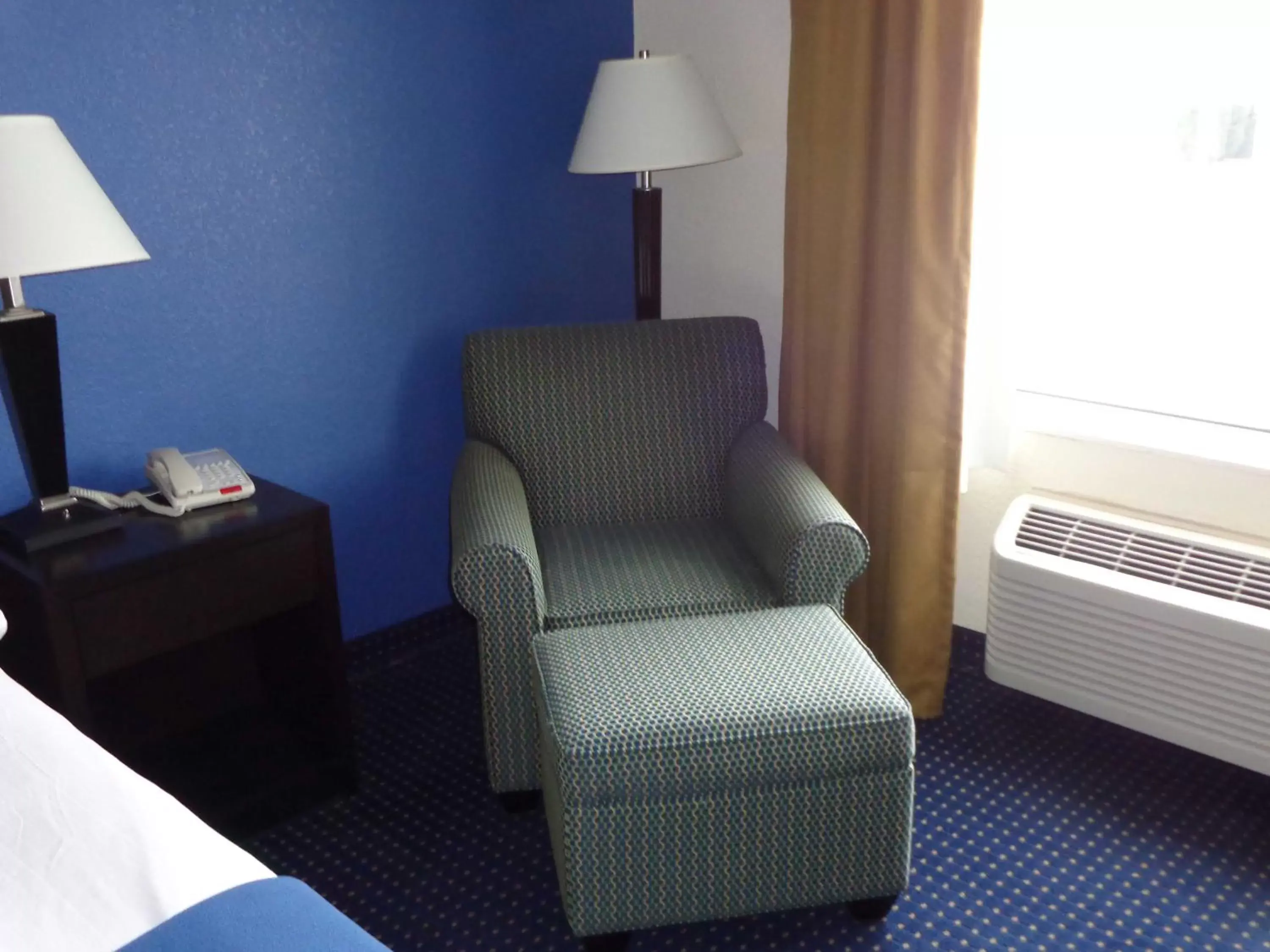 Photo of the whole room, Seating Area in Holiday Inn Express & Suites New Buffalo, MI, an IHG Hotel