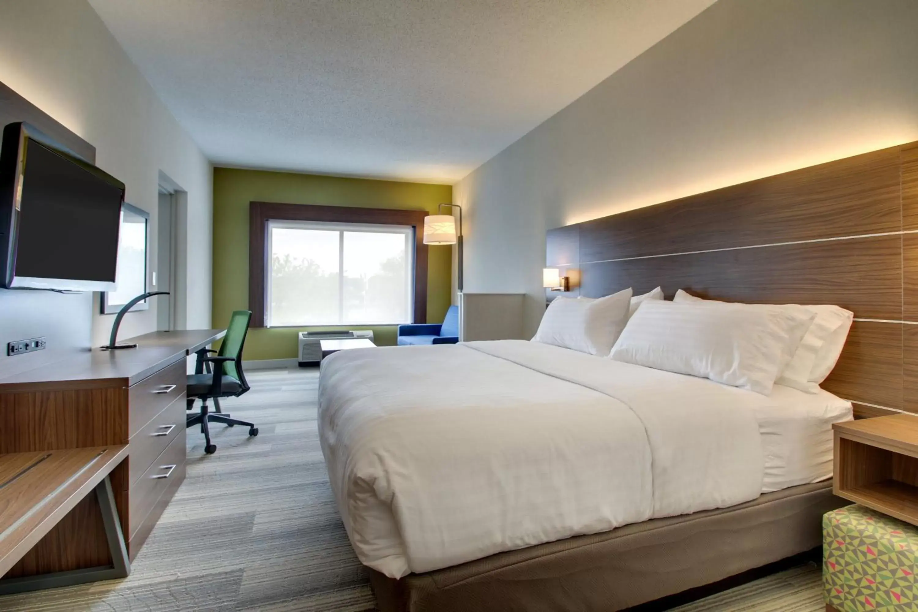 Photo of the whole room, Bed in Holiday Inn Express & Suites Aurora - Naperville, an IHG Hotel