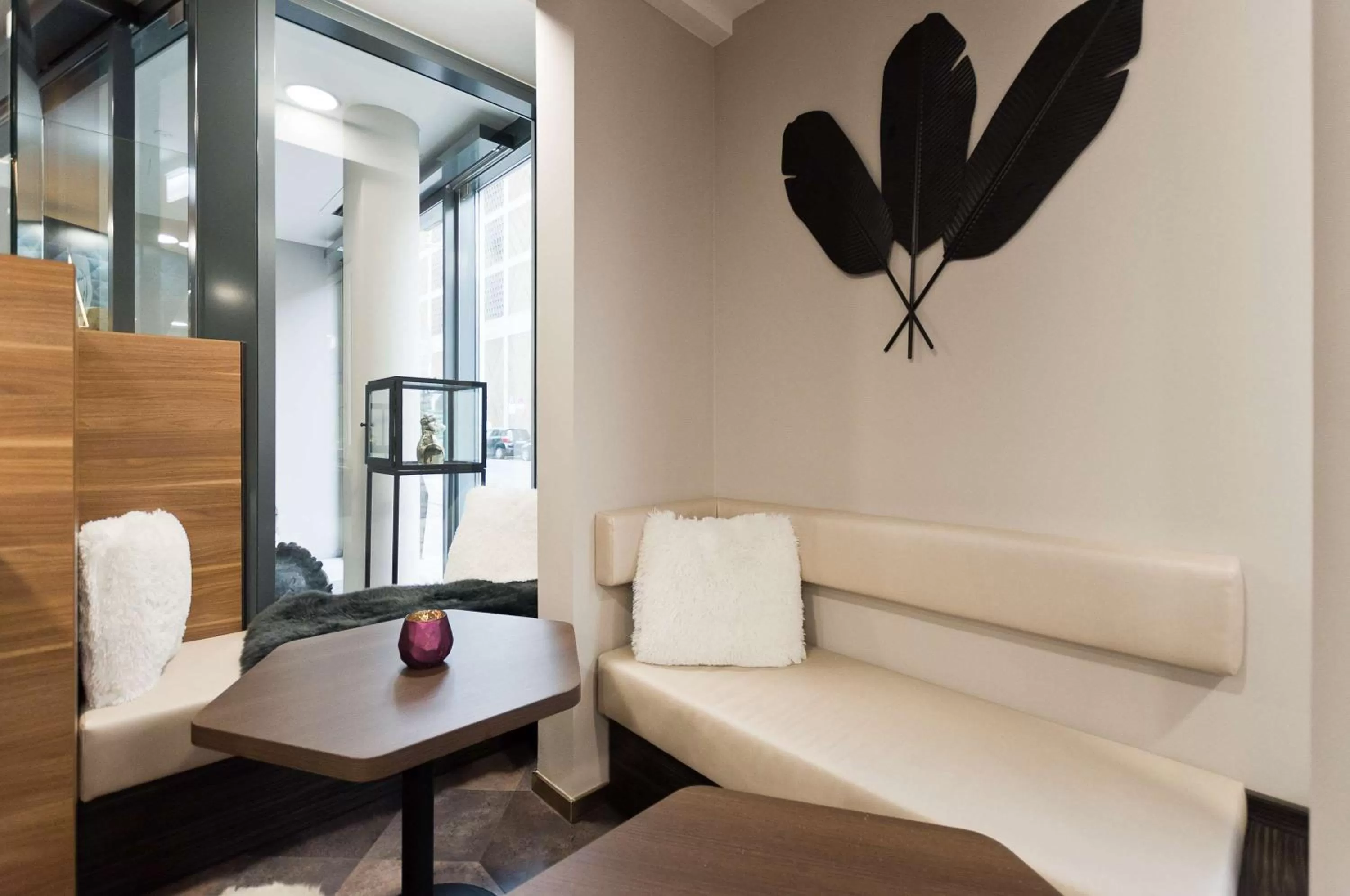 Lounge or bar in elaya hotel munich city