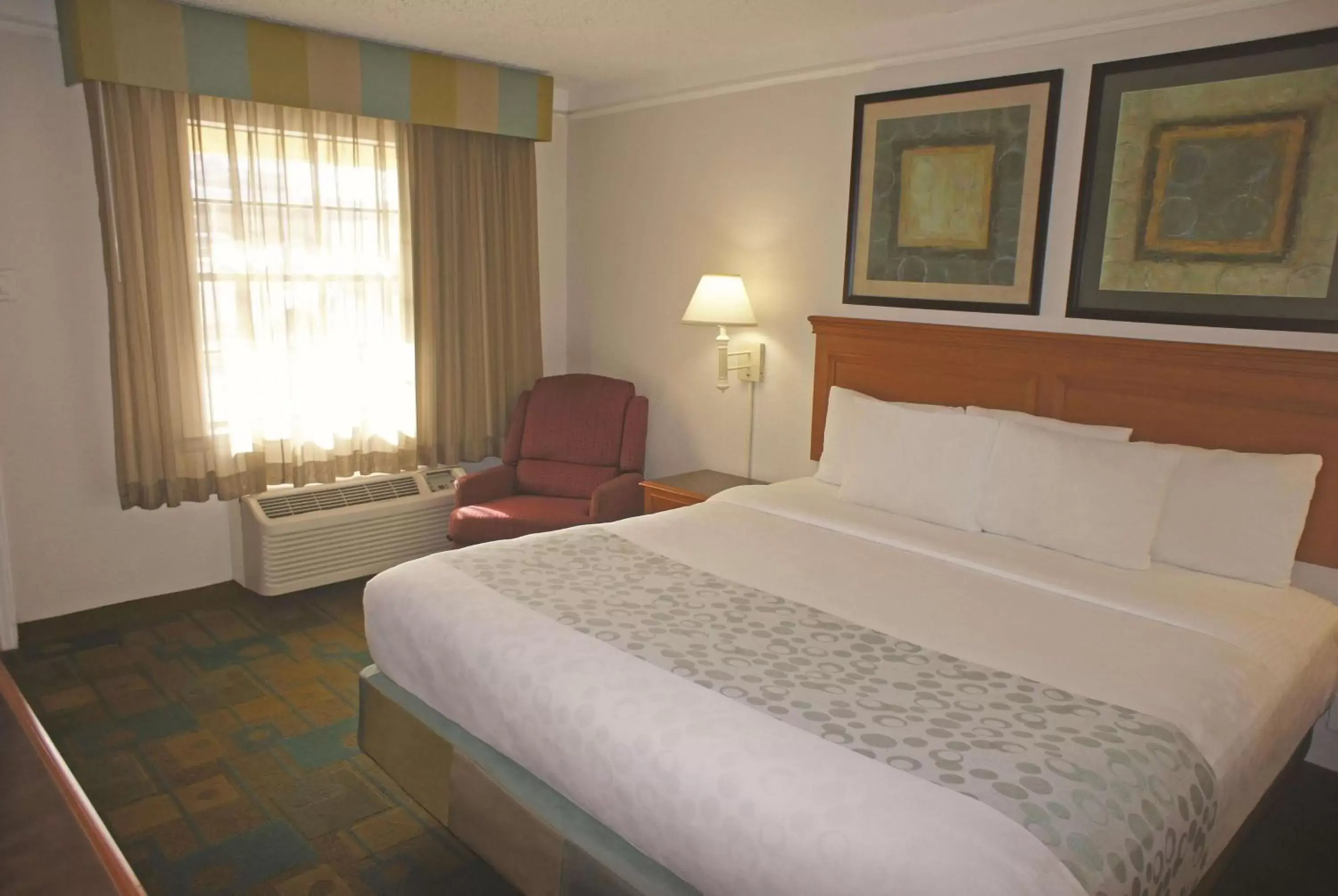 Photo of the whole room, Bed in La Quinta Inn by Wyndham Austin Oltorf