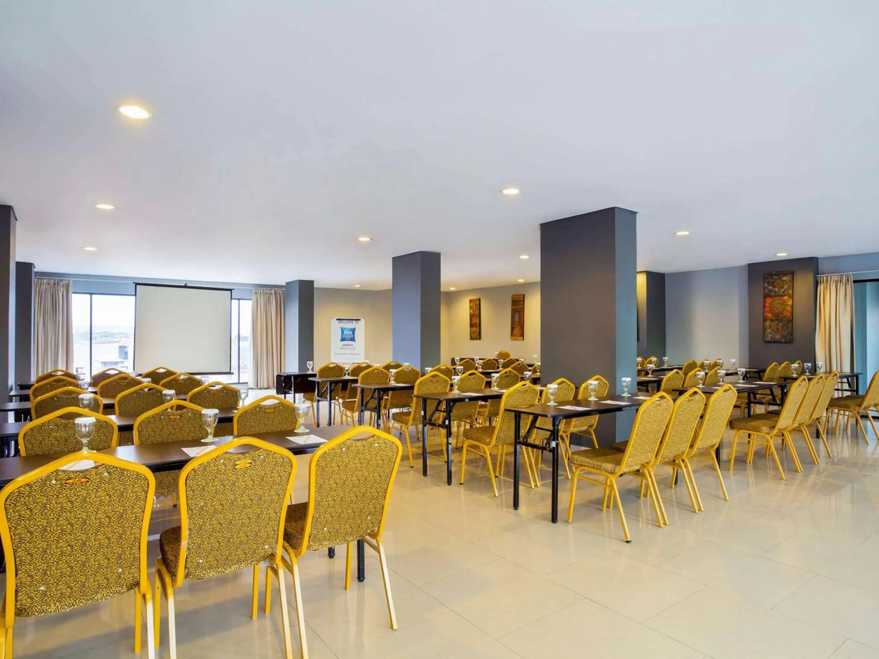 Meeting/conference room, Restaurant/Places to Eat in Ibis Budget Jakarta Daan Mogot