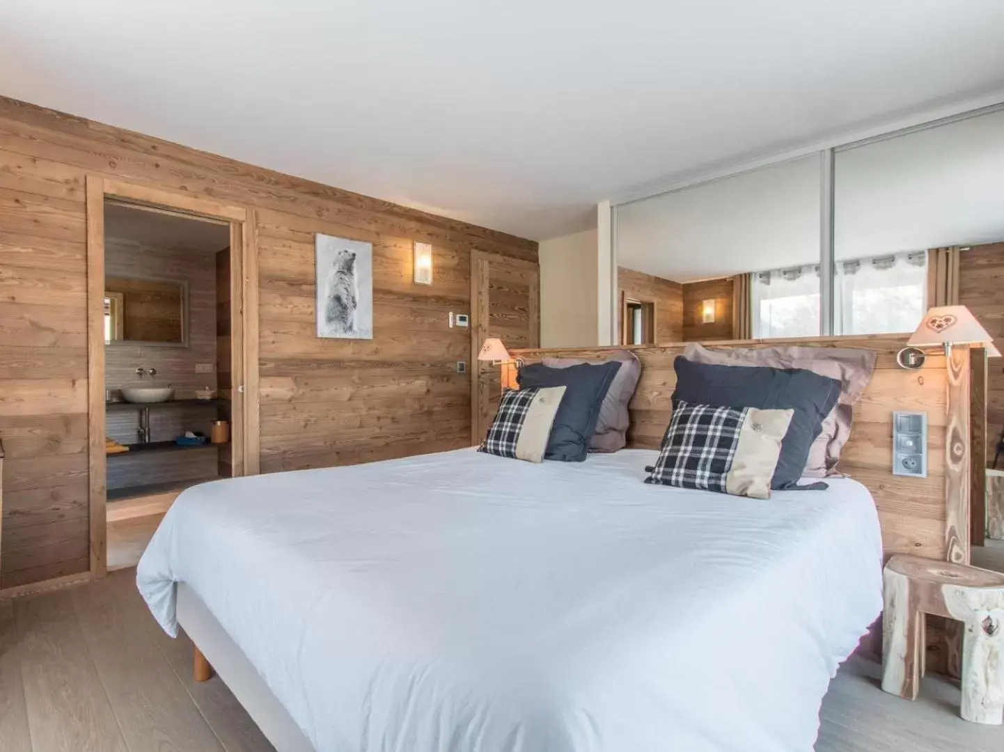 Photo of the whole room, Bed in chalet des grands bois
