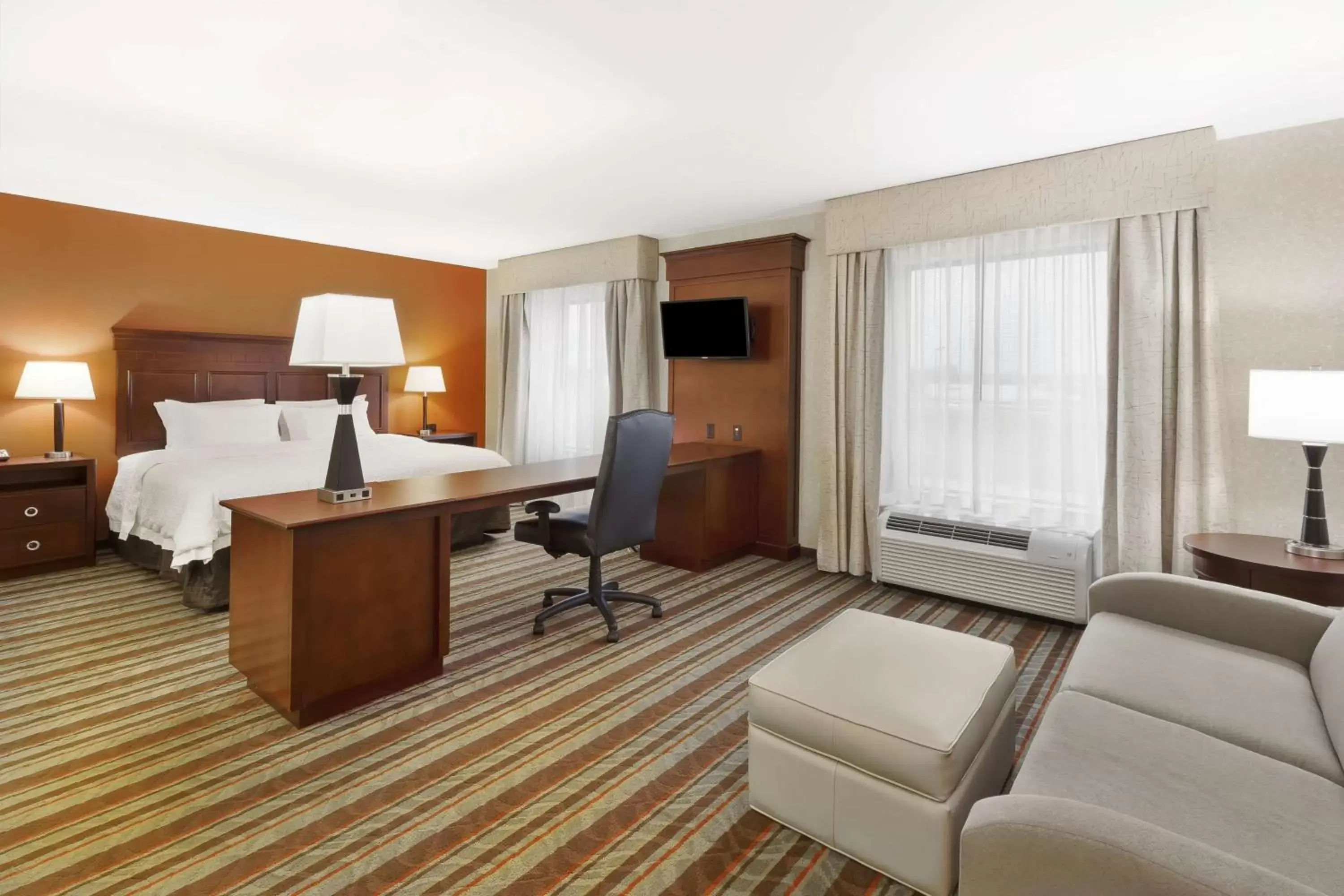 Bed, Seating Area in Hampton Inn Detroit/Southgate