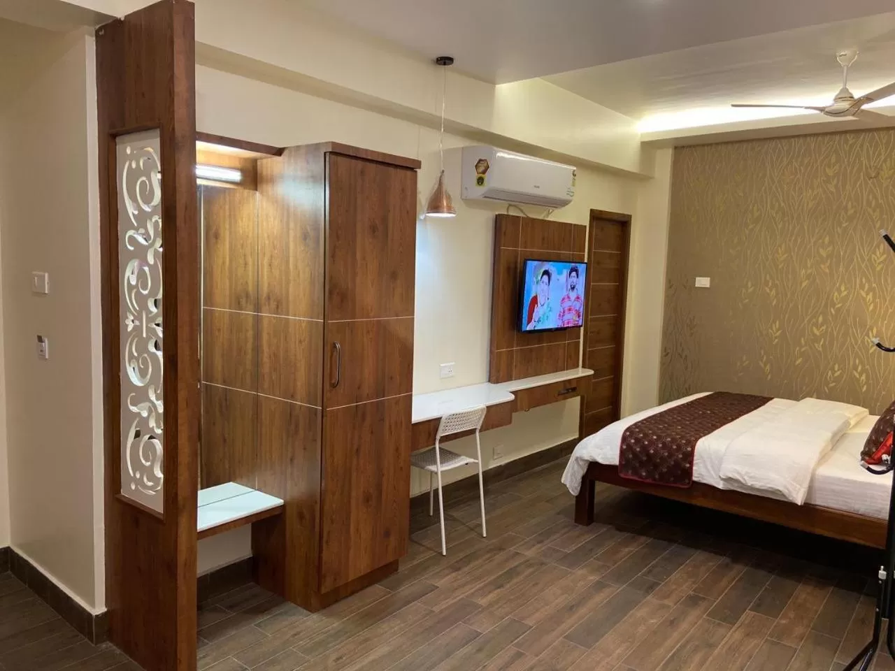 Bed in Le Shiv Executive Suite