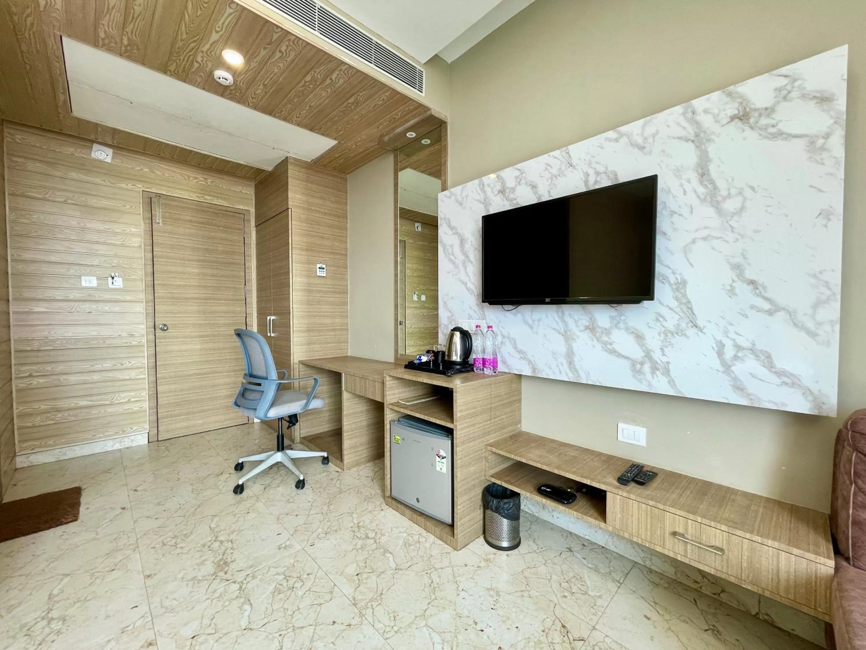 TV/Entertainment Center in Hotel TBS sea view ! Puri