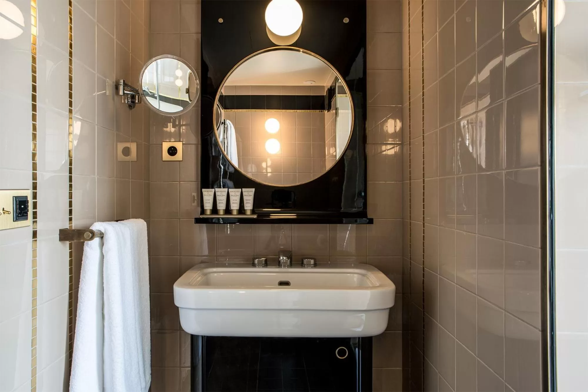 Bathroom in Hôtel du Rond-point des Champs-Élysées - Esprit de France