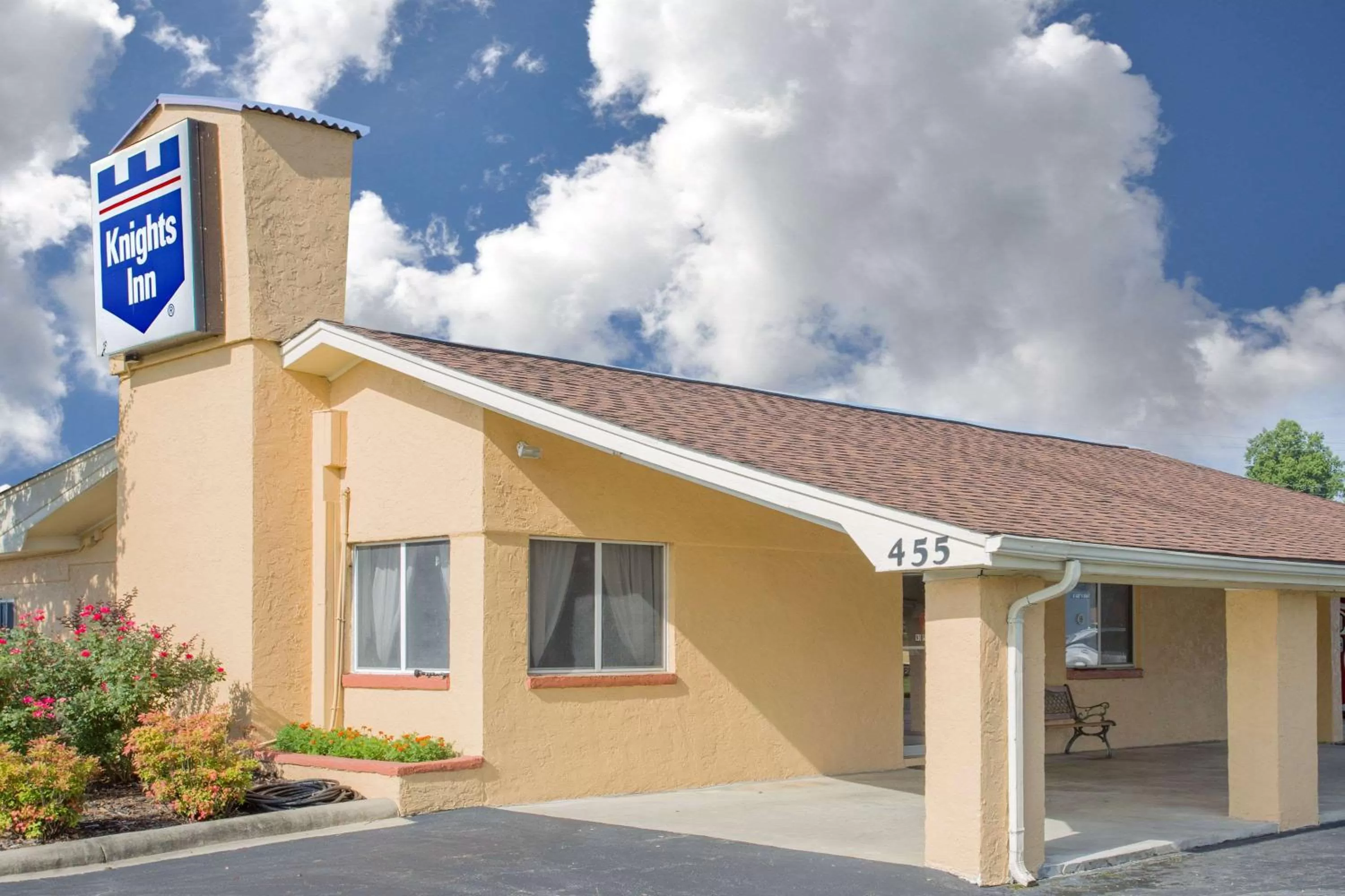 Property building in Knights Inn Mount Airy