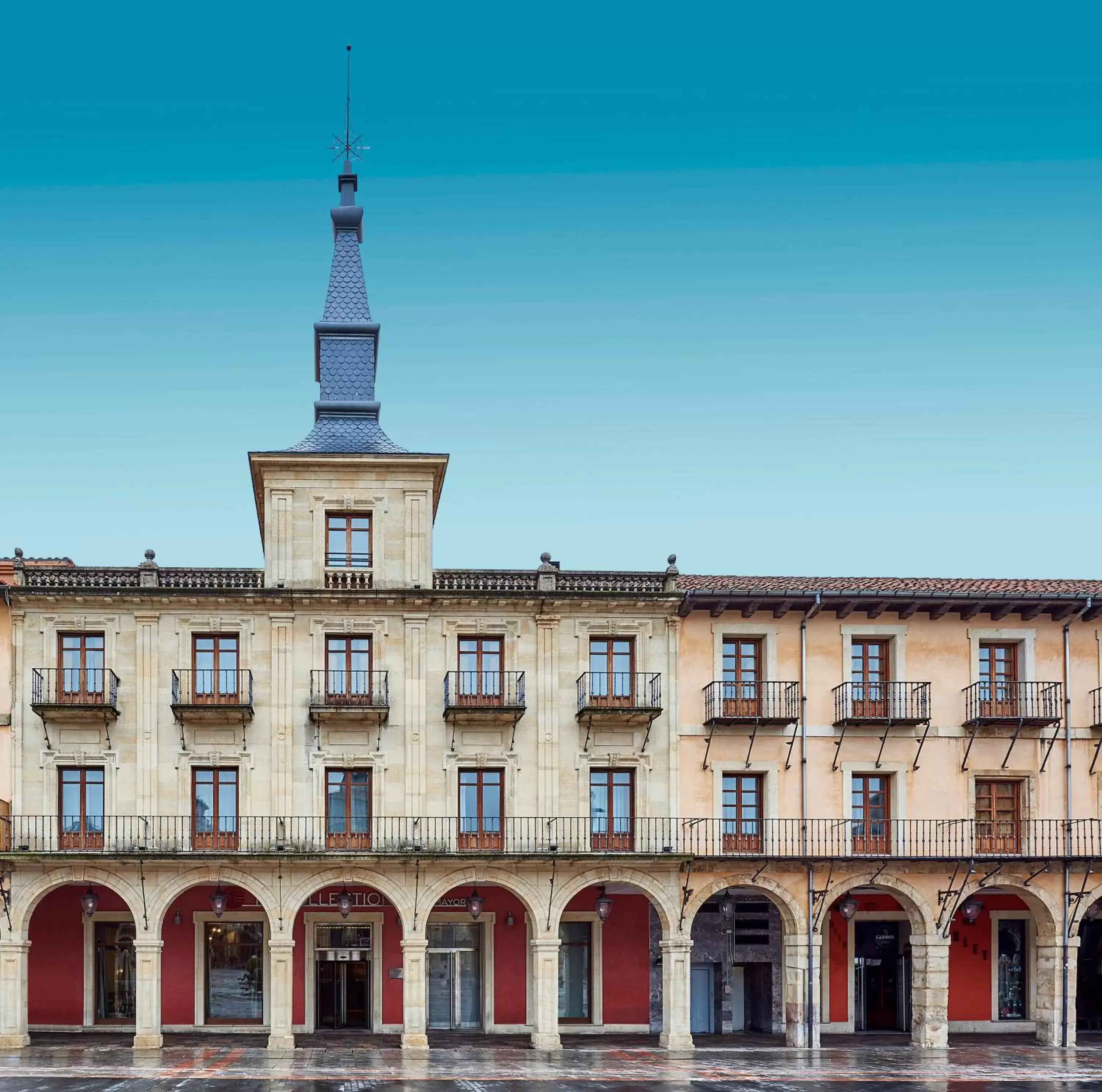 Facade/entrance in NH Collection León Plaza Mayor