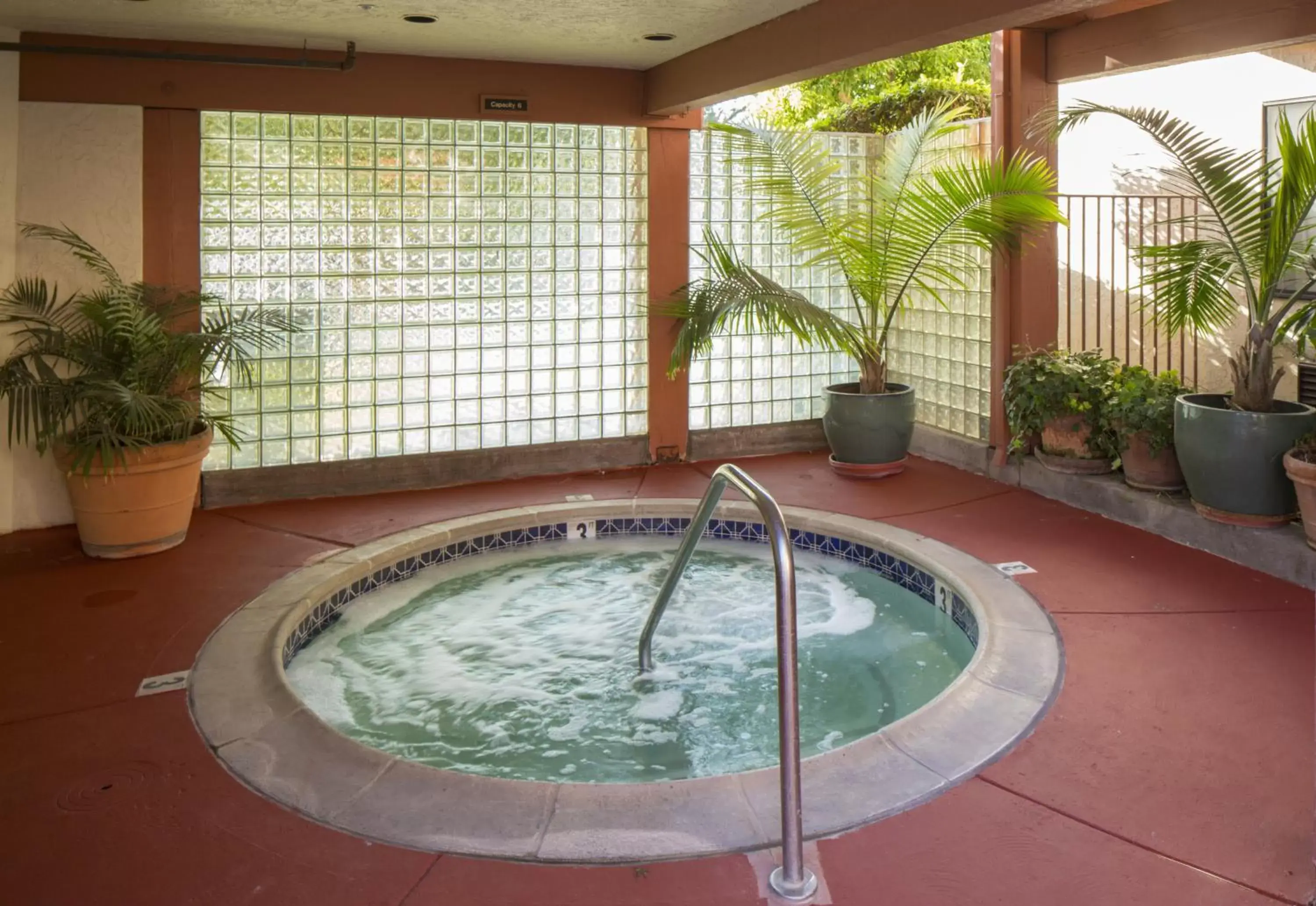 Hot Tub, Swimming Pool in Campbell Inn Hotel