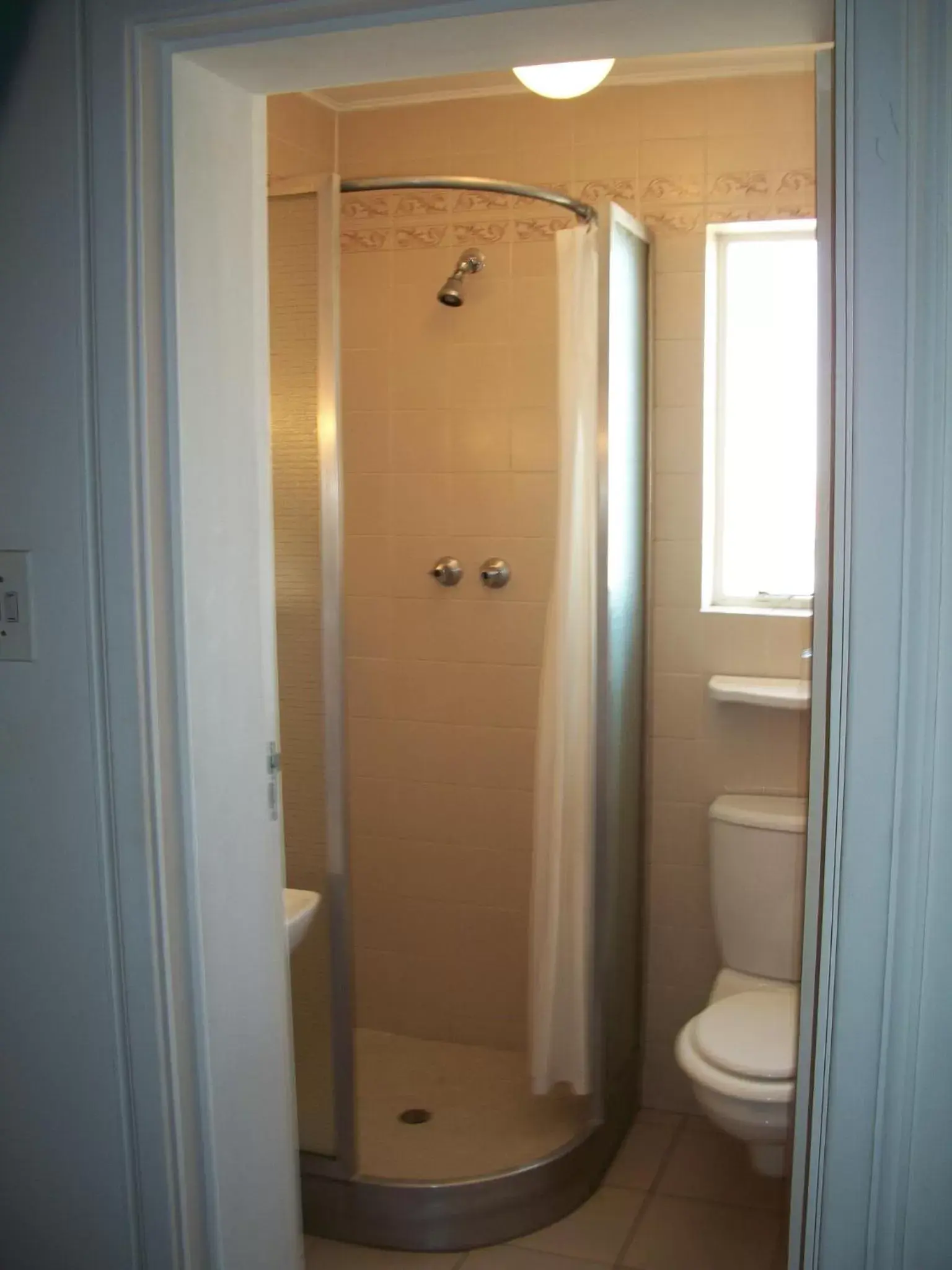 Shower, Bathroom in Savoy Hotel Kimberley