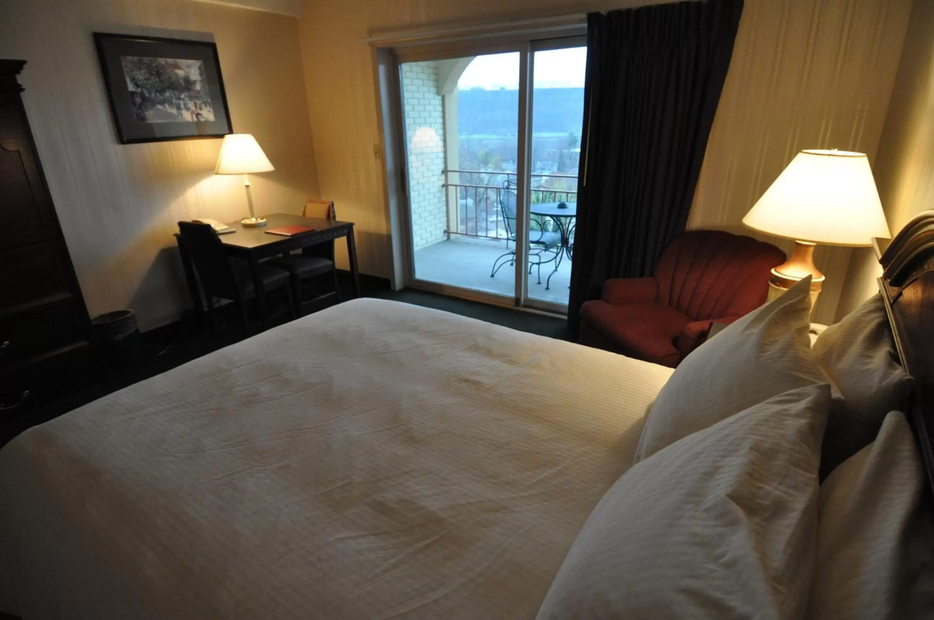 Bedroom, Bed in Hillside Inn