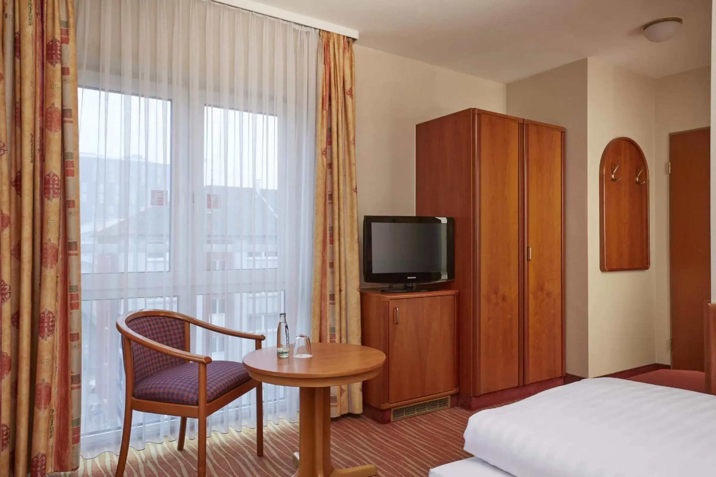 Photo of the whole room, TV/Entertainment Center in Novum Hotel Mannheim City