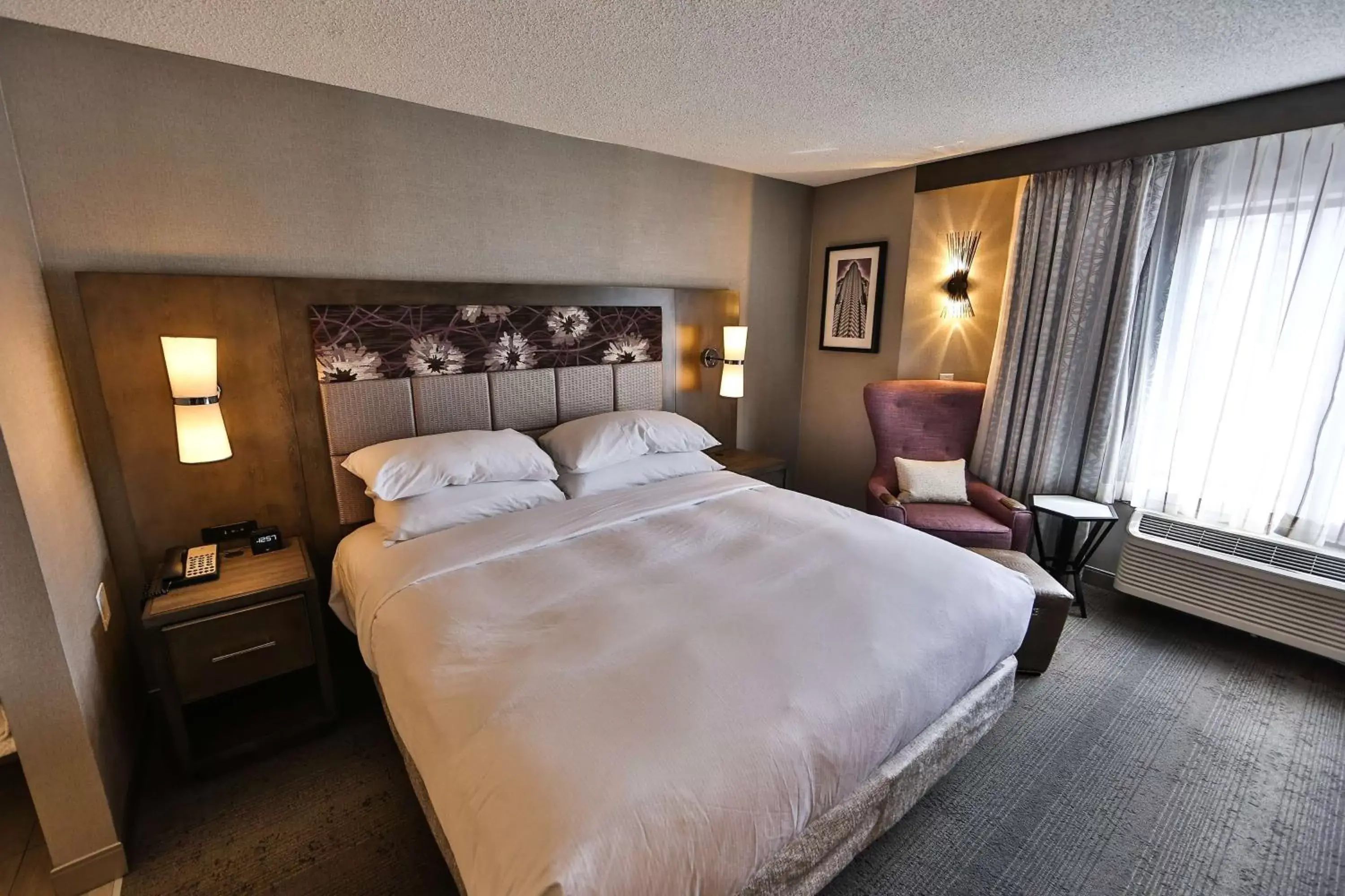 Living room, Bed in DoubleTree by Hilton Atlanta Alpharetta-Windward