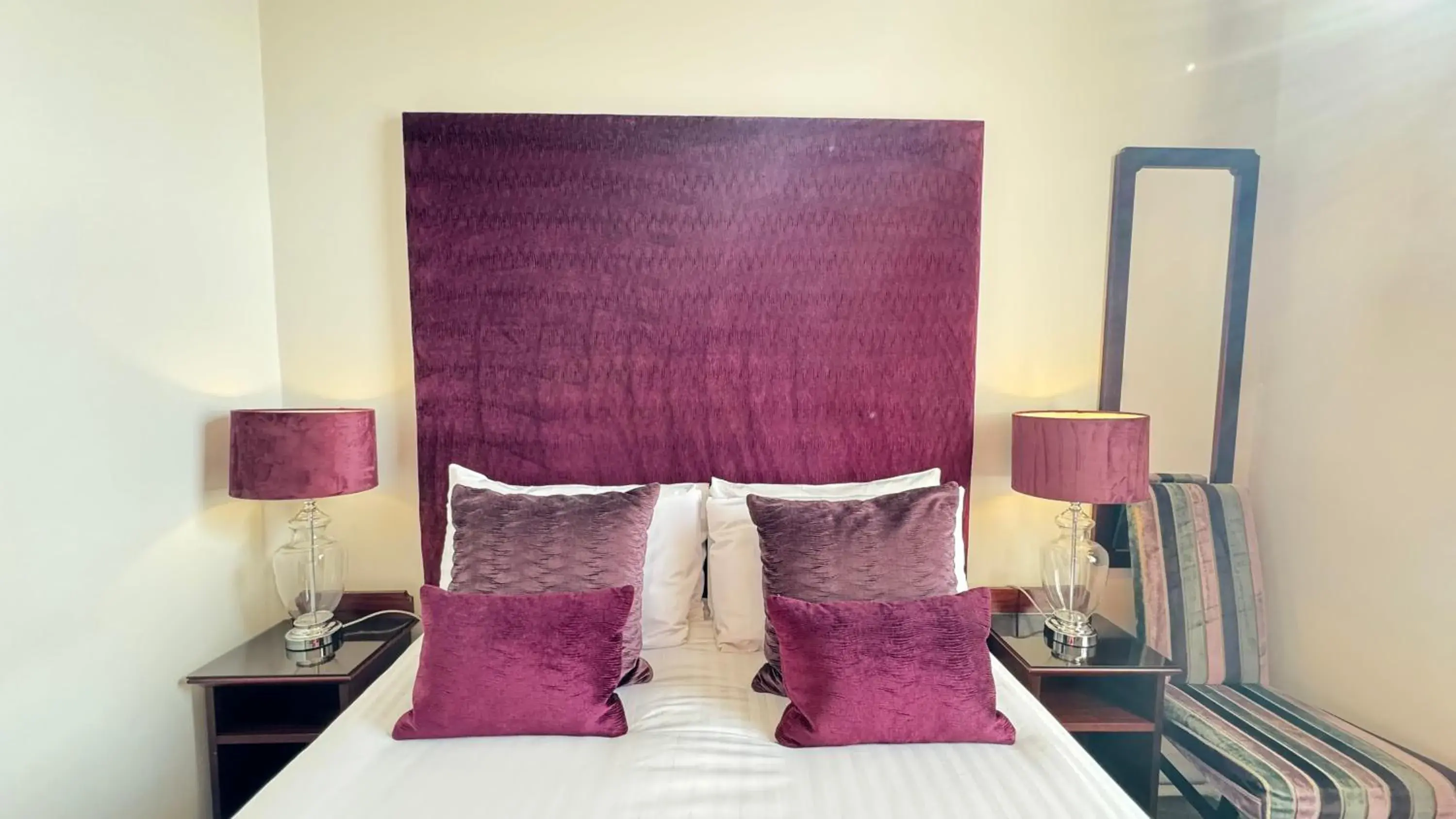 Property building, Bed in Invernairne Guest House