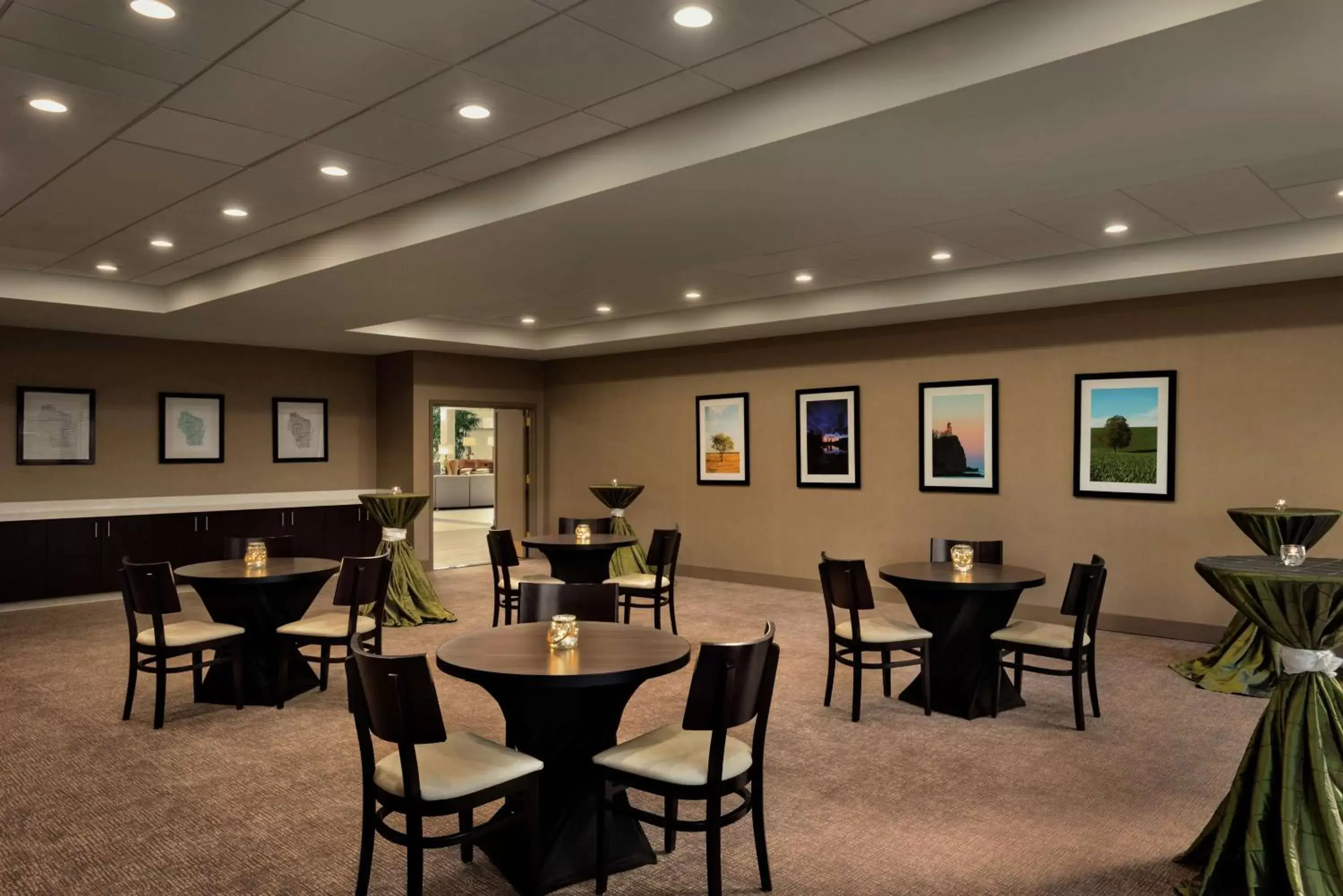 Meeting/conference room, Restaurant/Places to Eat in Embassy Suites by Hilton Milwaukee Brookfield