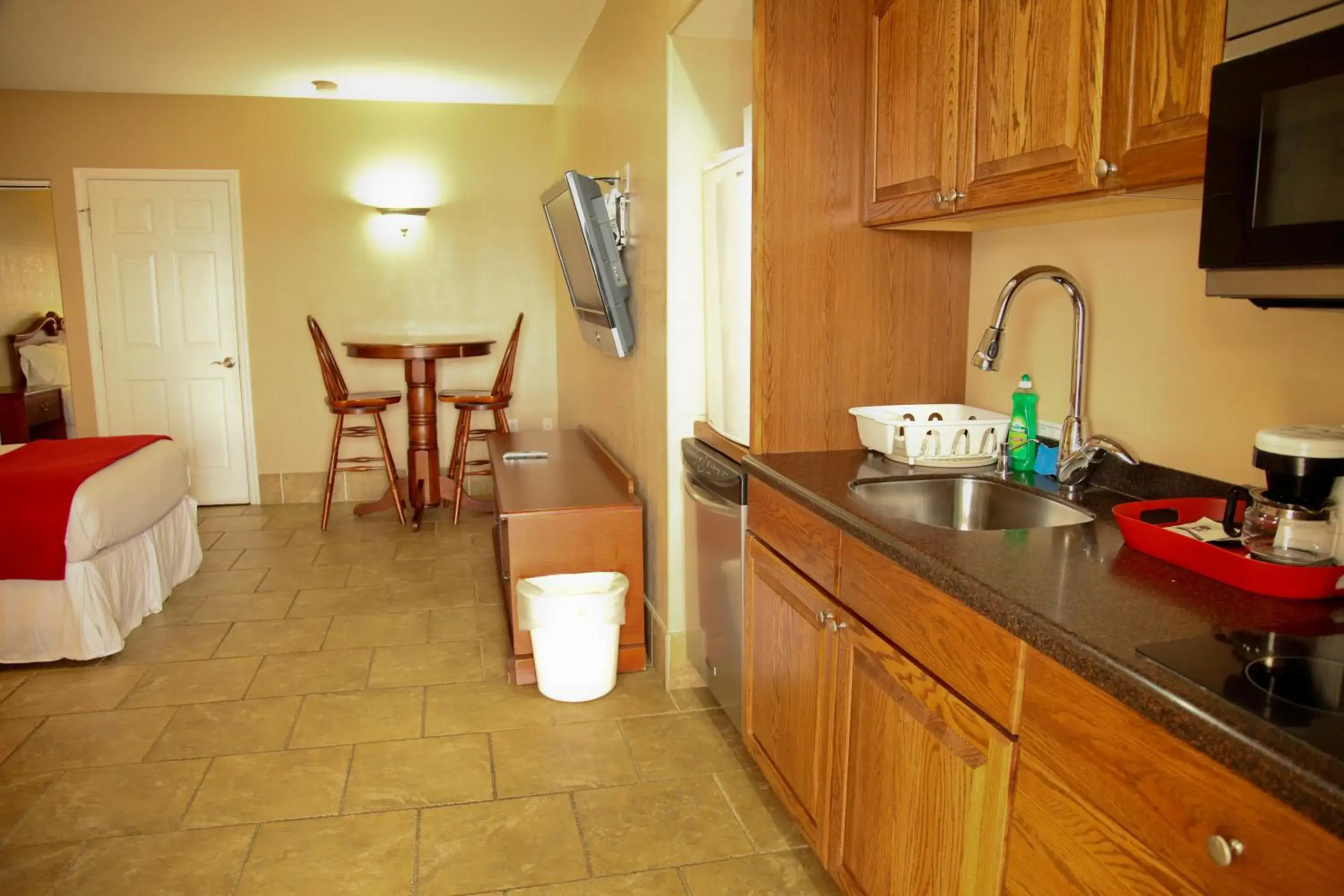 Kitchen or kitchenette, Bed in Lake Grassy Inn & Suites Kitchen or kitchenette, Bed in Lake Grassy Inn & Suites