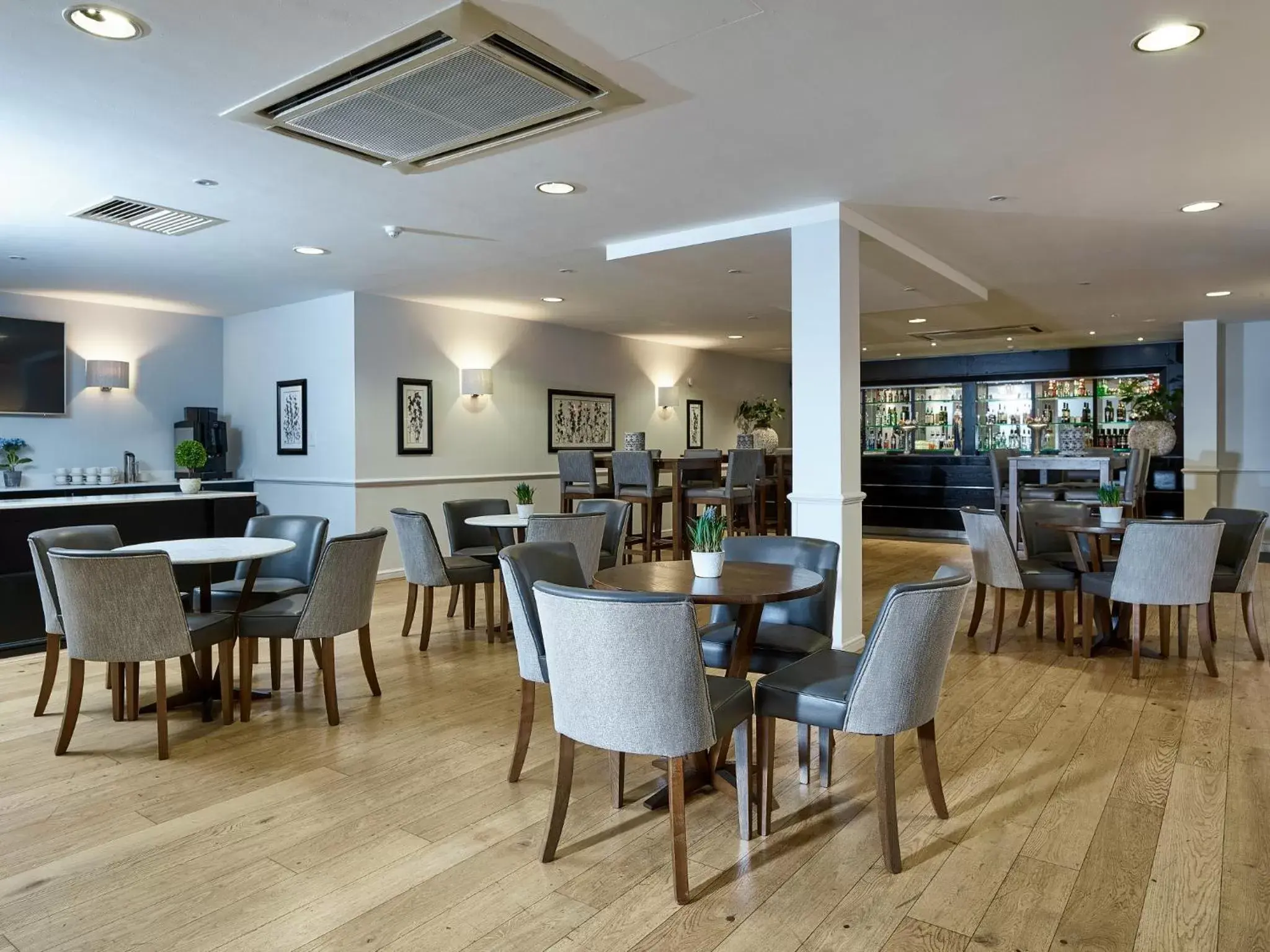 Lounge or bar, Restaurant/Places to Eat in Staverton Park Hotel & Golf Club