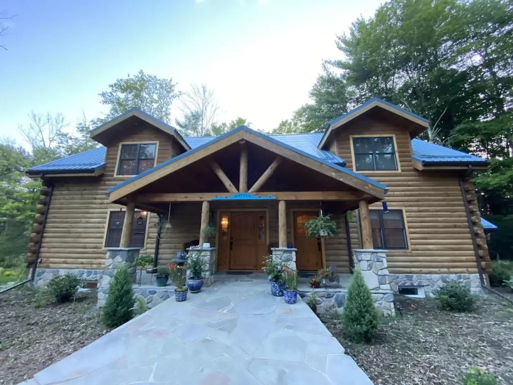 Property Building in Log Country Inn Bed and Breakfast of Ithaca