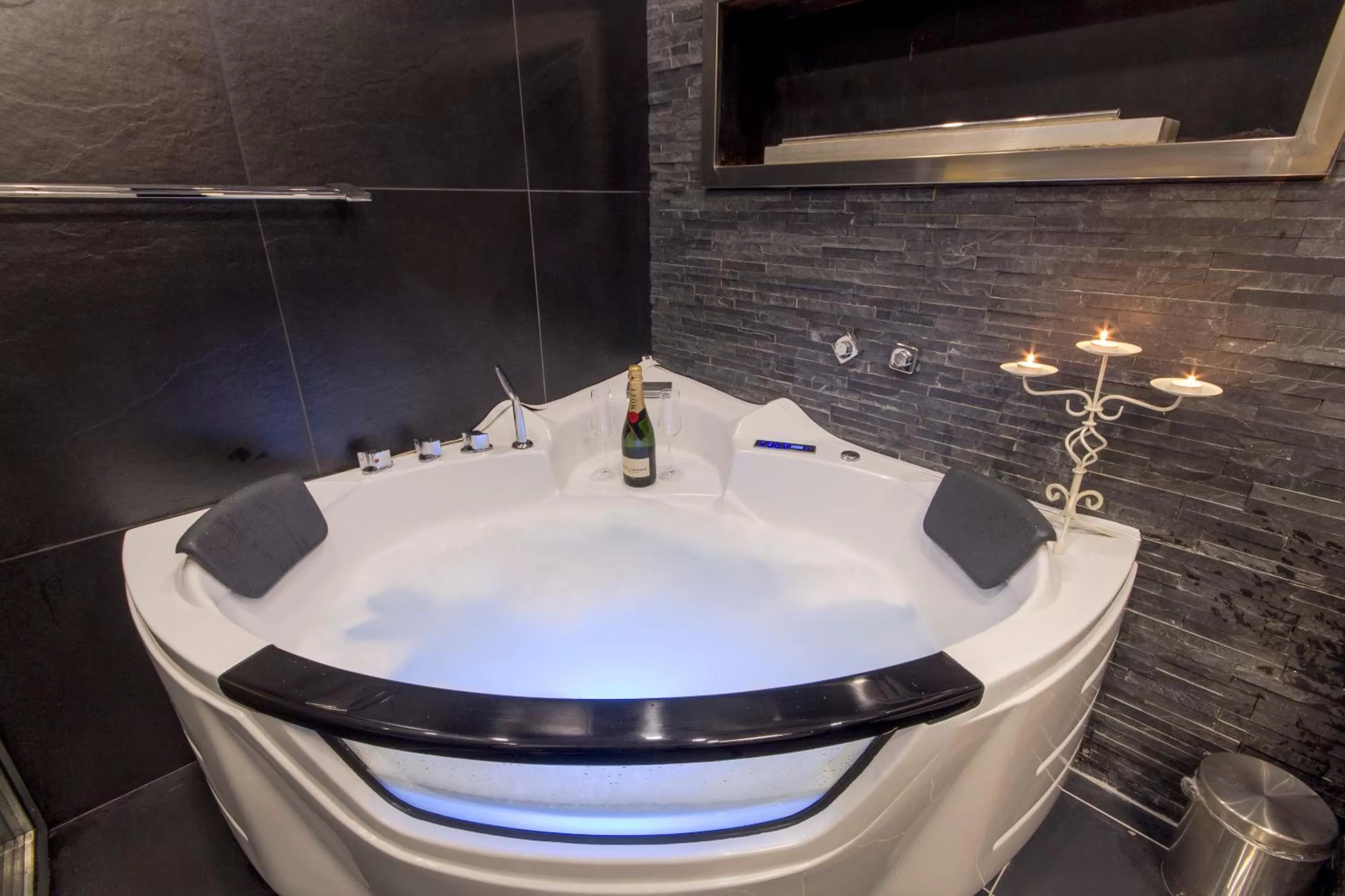 Hot Tub in Madison - Square Sava