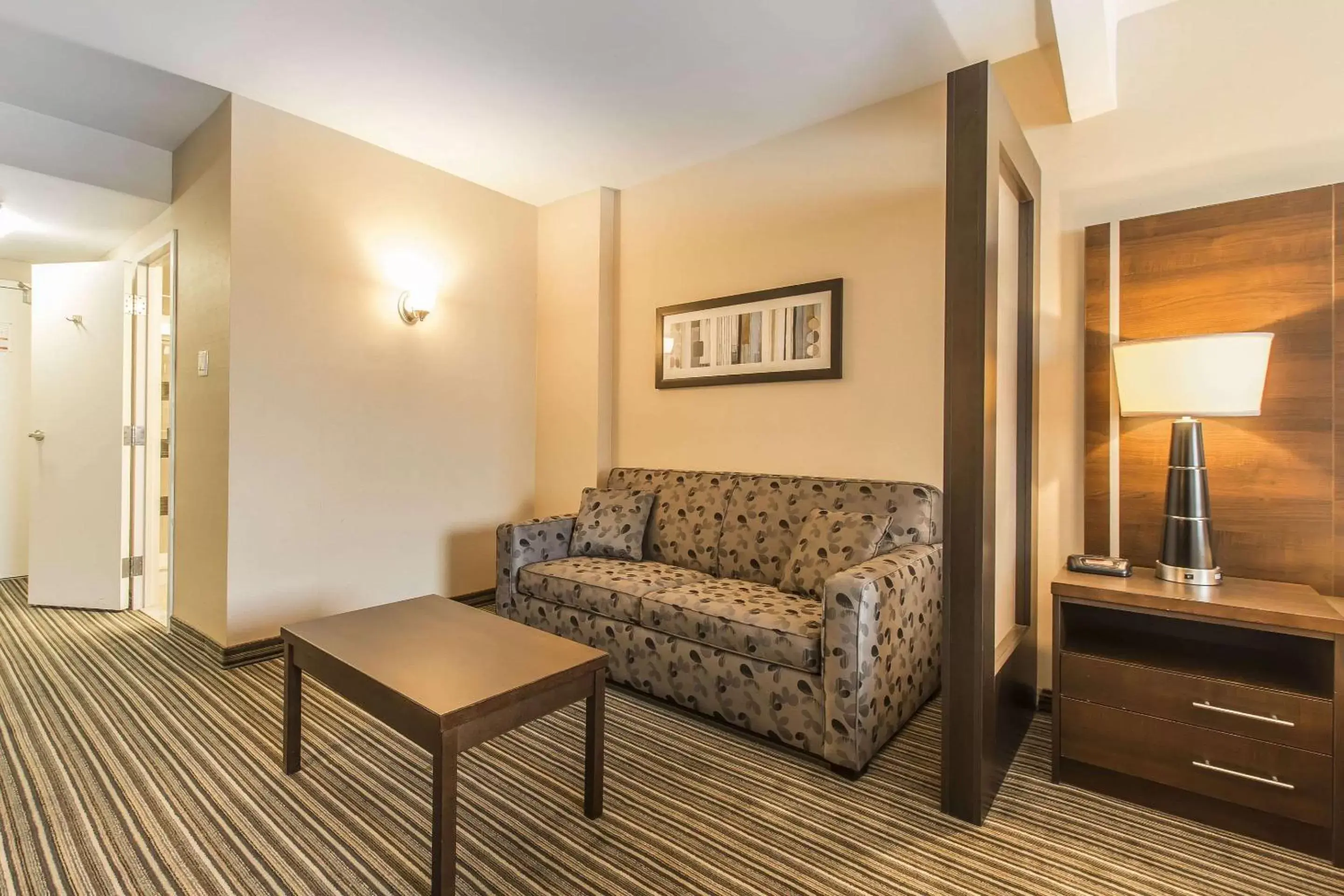 Photo of the whole room, Seating Area in Comfort Suites Downtown