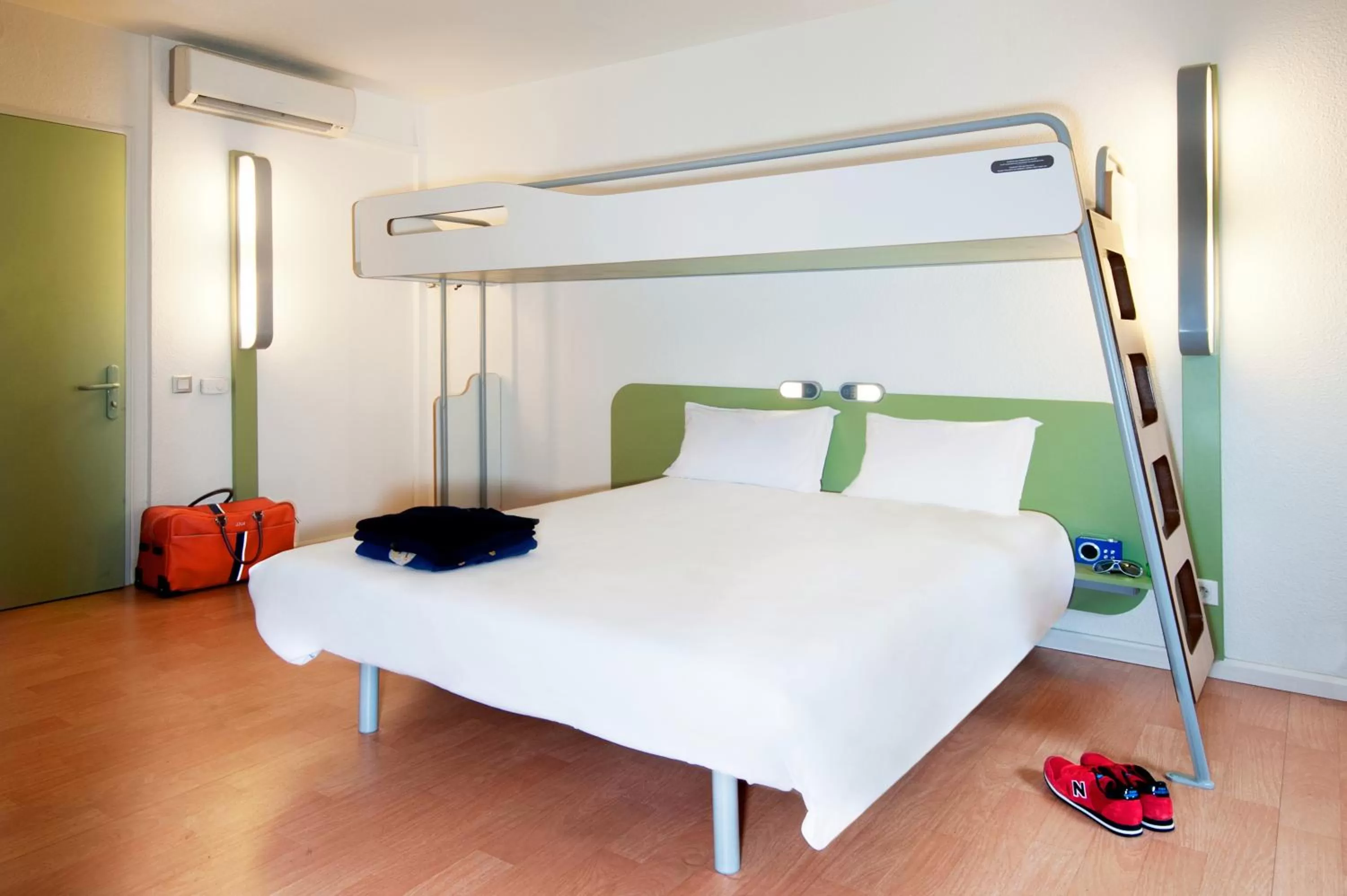 Bedroom, Bed in ibis budget Lille Wasquehal