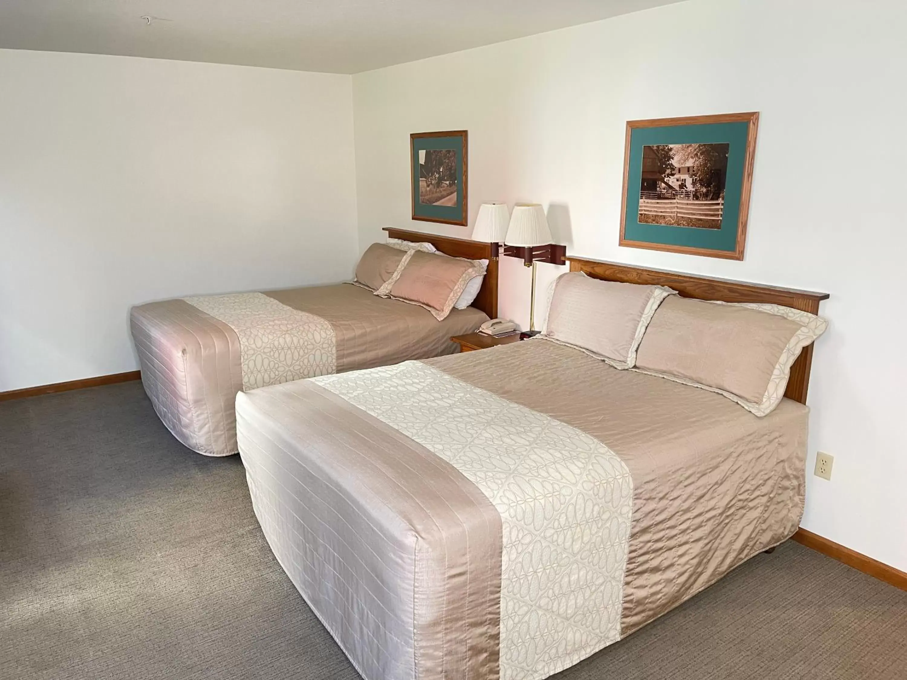 Bed in Farmstead Inn and Conference Center