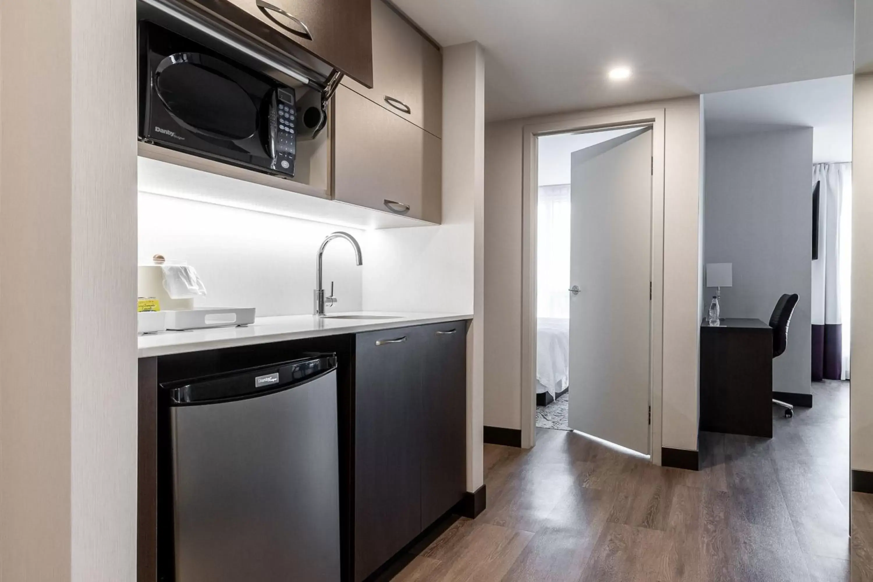 Photo of the whole room, Kitchen/Kitchenette in Four Points by Sheraton Lévis Convention Centre