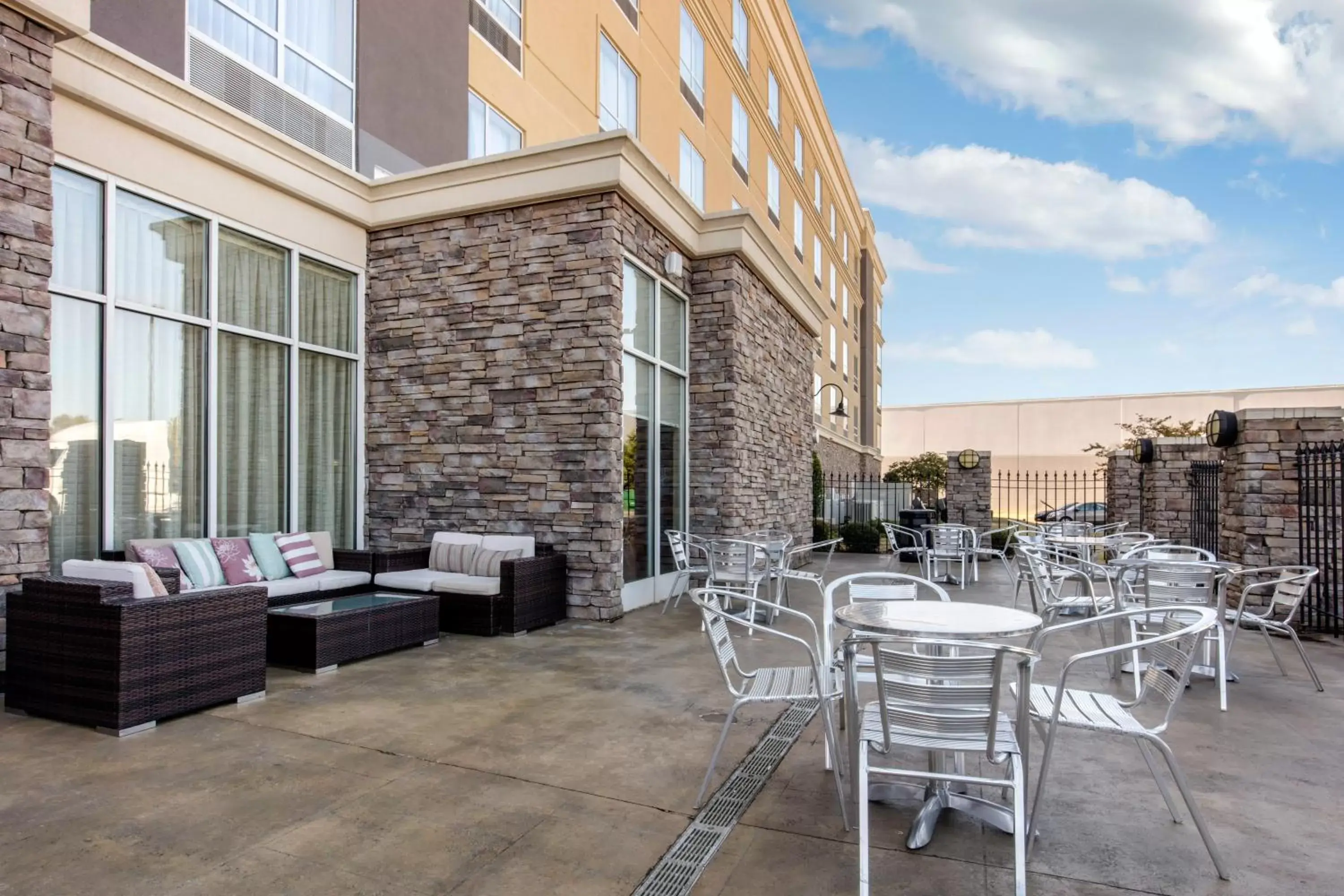 Property building, Restaurant/Places to Eat in Holiday Inn Southaven Central - Memphis, an IHG Hotel