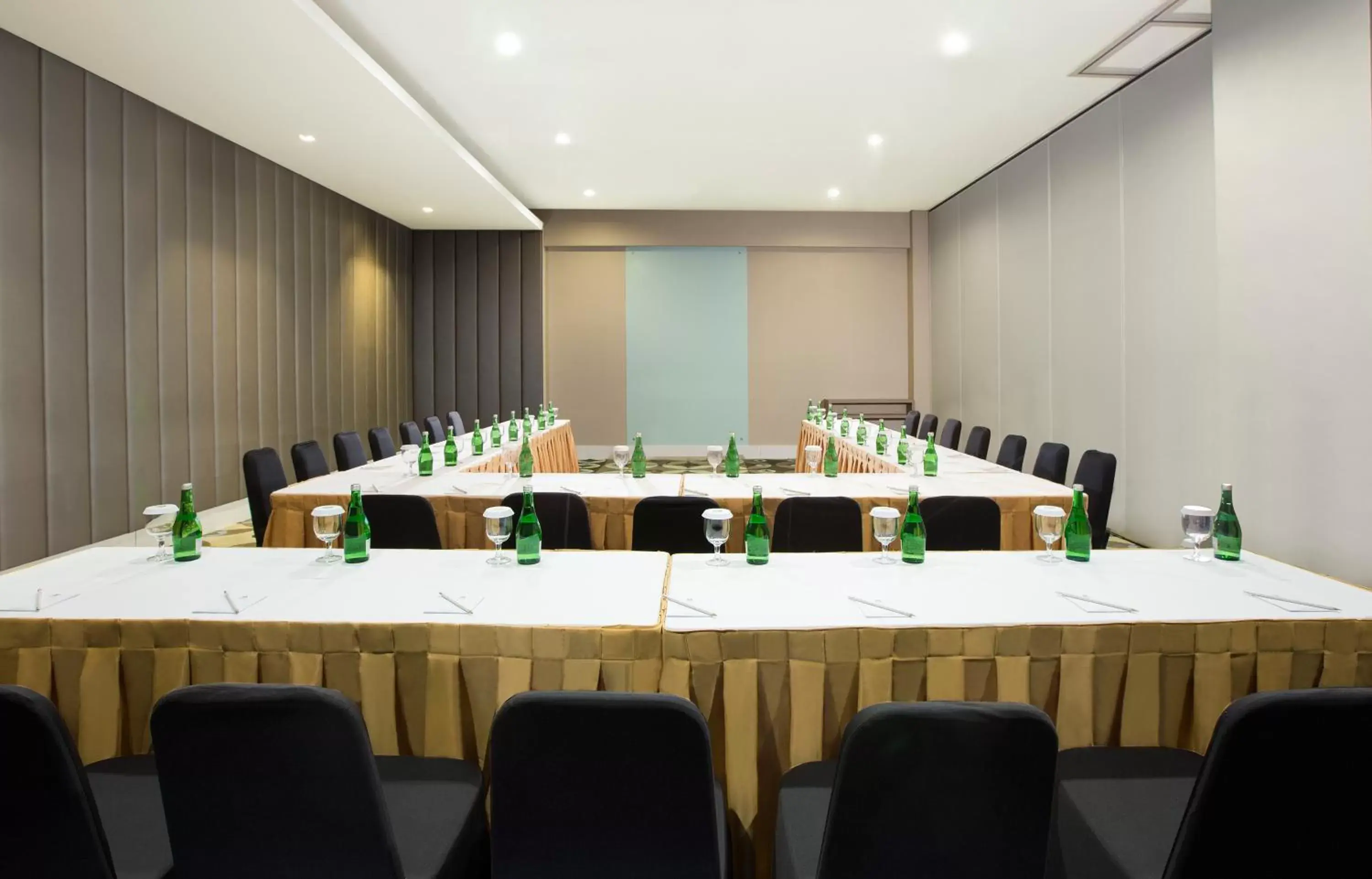 Banquet/Function facilities, Business Area/Conference Room in ASTON Bellevue Radio Dalam