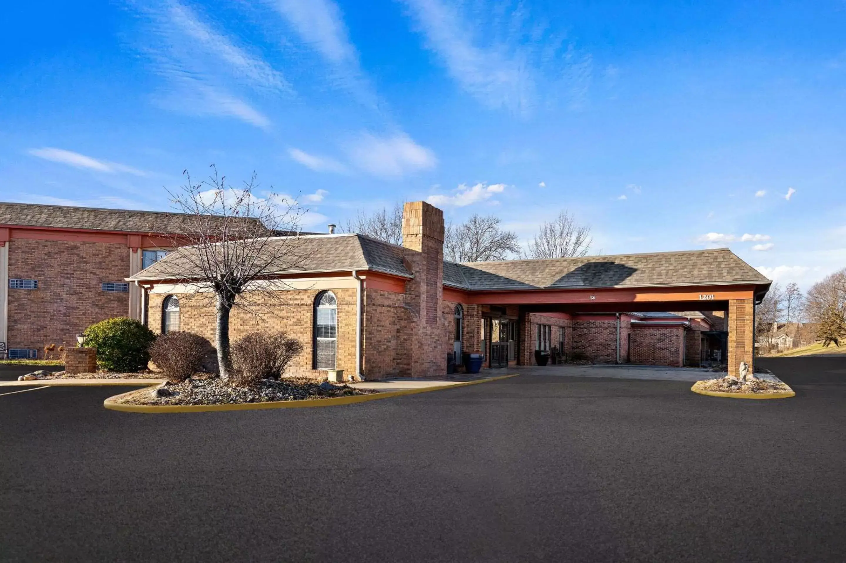 Property building in Suburban Studios Kansas City Airport North Property building in Suburban Studios Kansas City Airport North