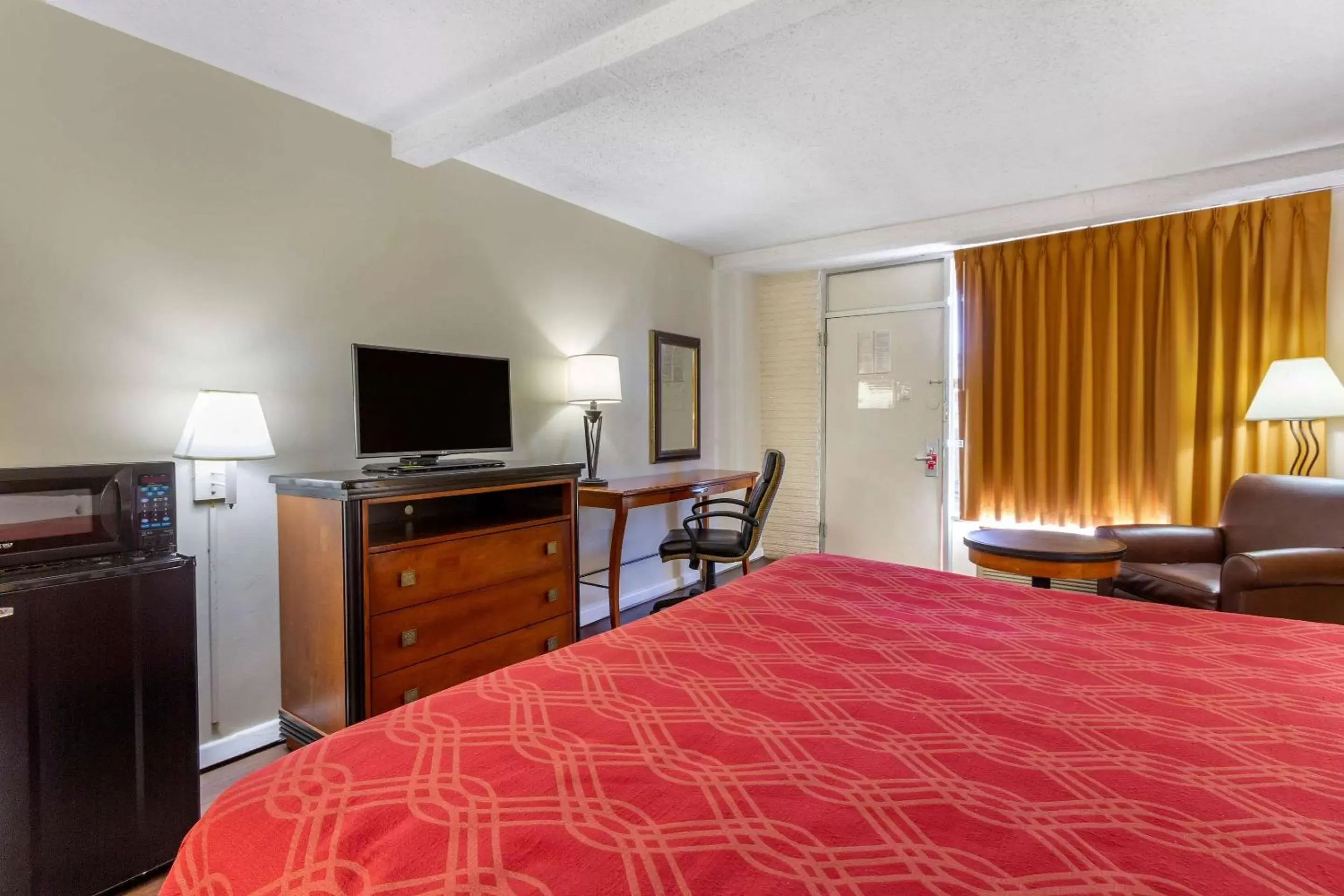 Photo of the whole room, Bed in Econo Lodge Summerville