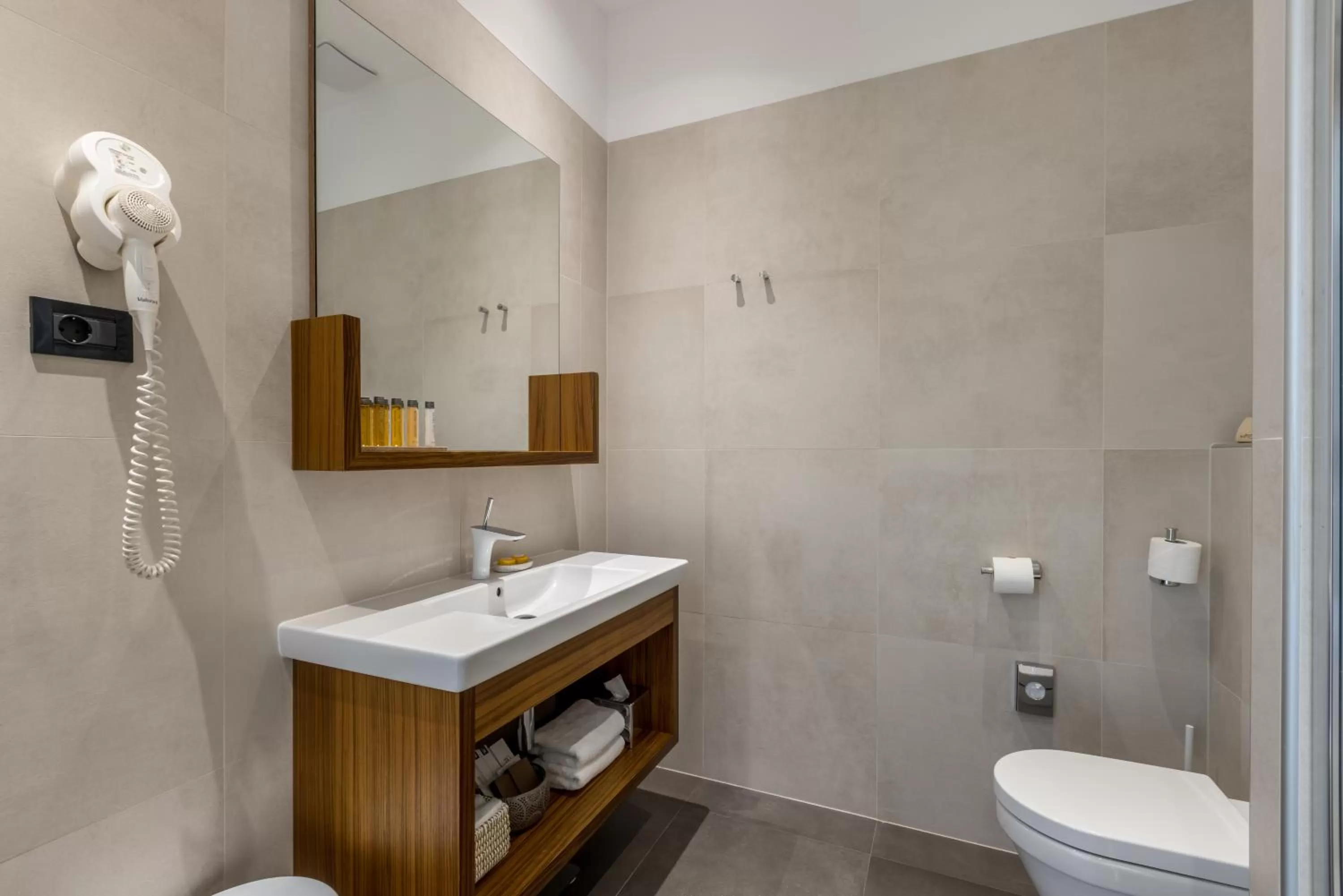 Toilet in Cornaro Hotel