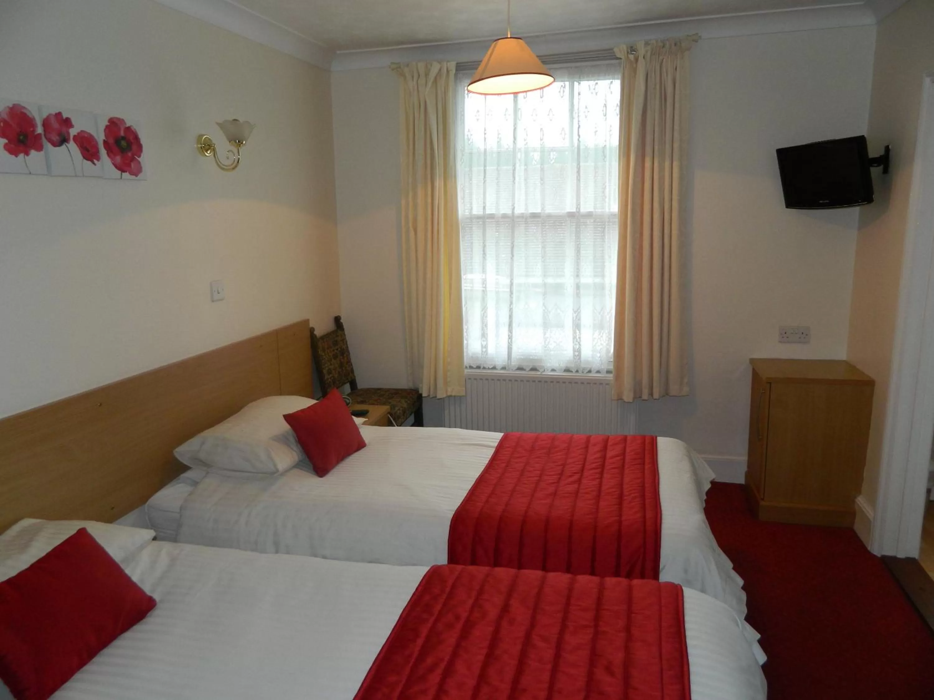 Photo of the whole room, Bed in The Cedars Hotel