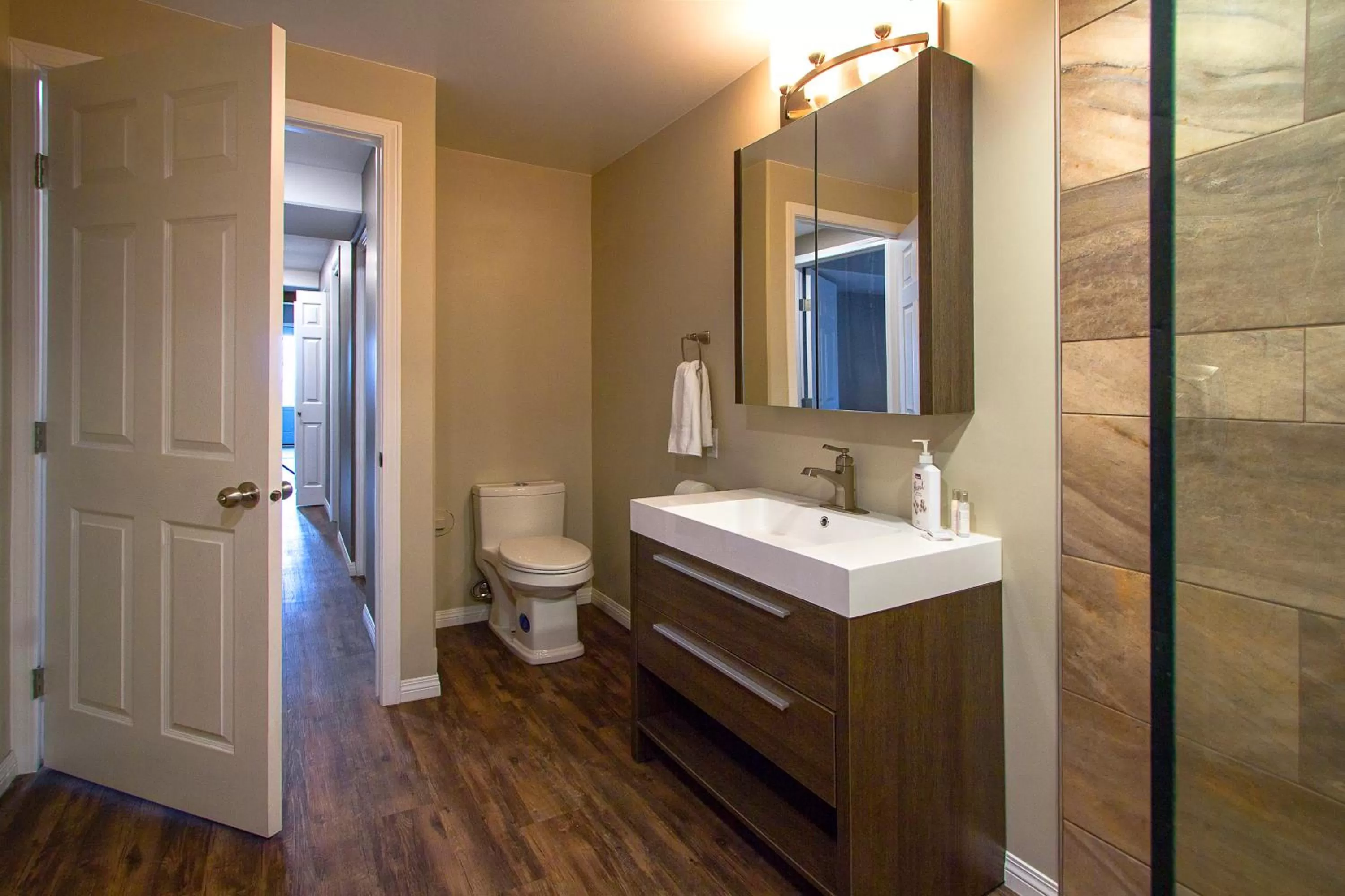 Shower in Howey Bay Motel