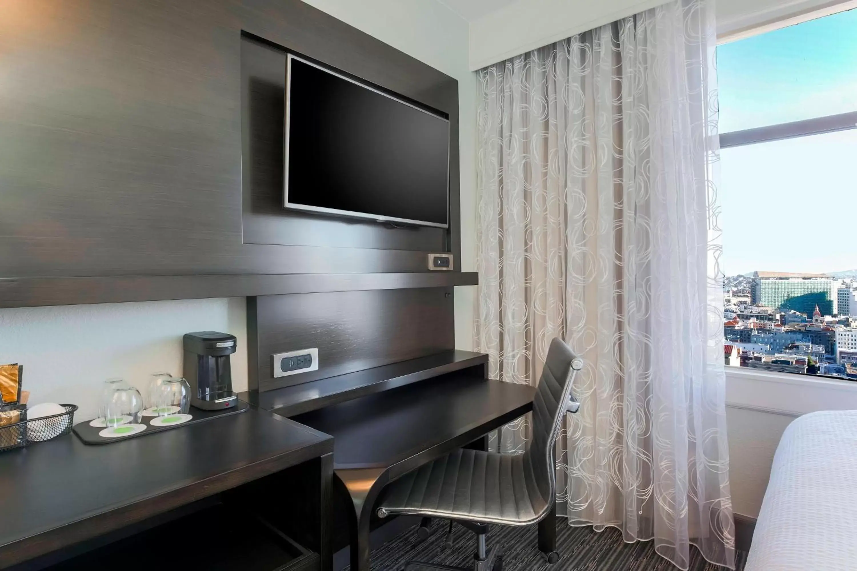 Photo of the whole room, TV/Entertainment Center in Courtyard by Marriott San Francisco Union Square