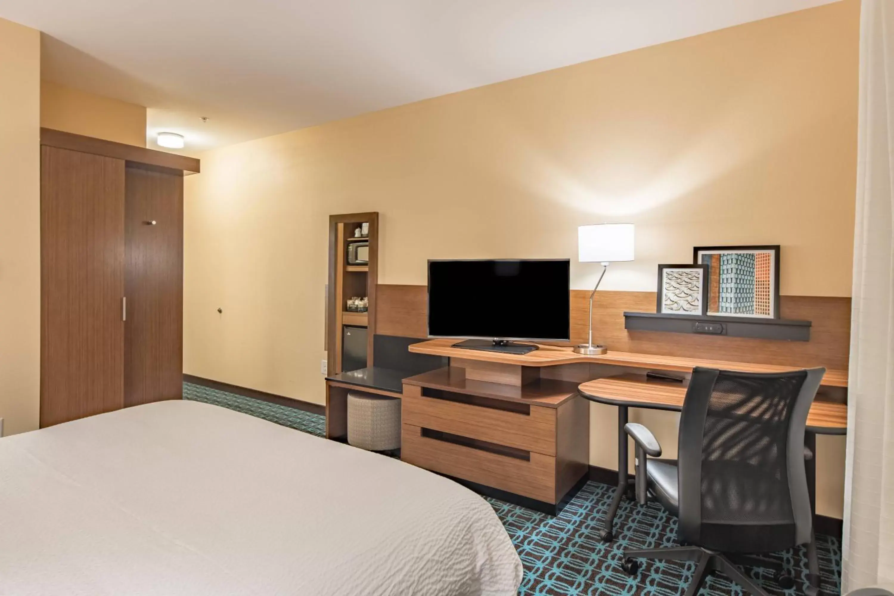 Photo of the whole room, TV/Entertainment Center in Fairfield Inn & Suites by Marriott Terrell
