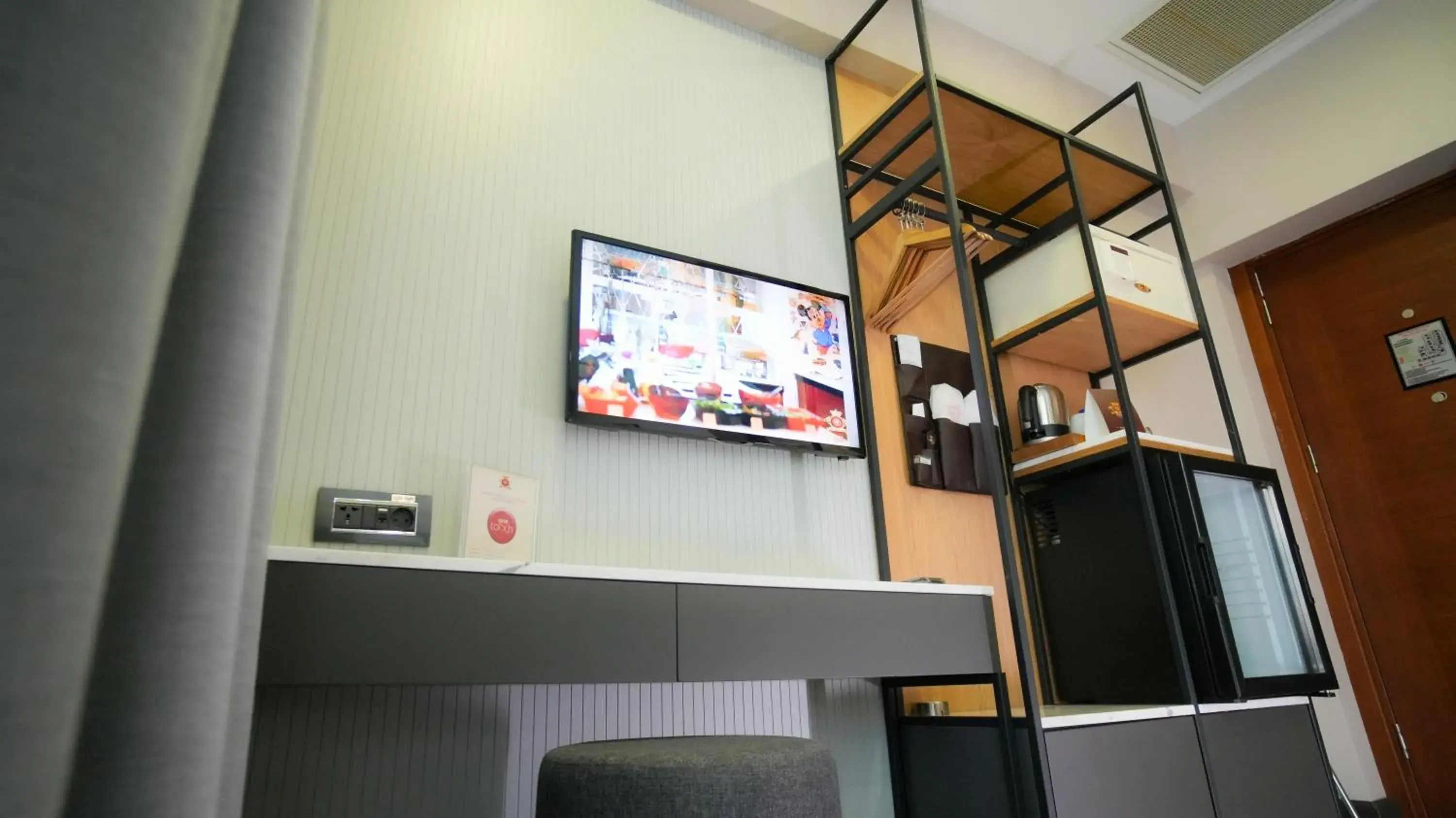 TV and multimedia, TV/Entertainment Center in Dosso Dossi Hotels Old City