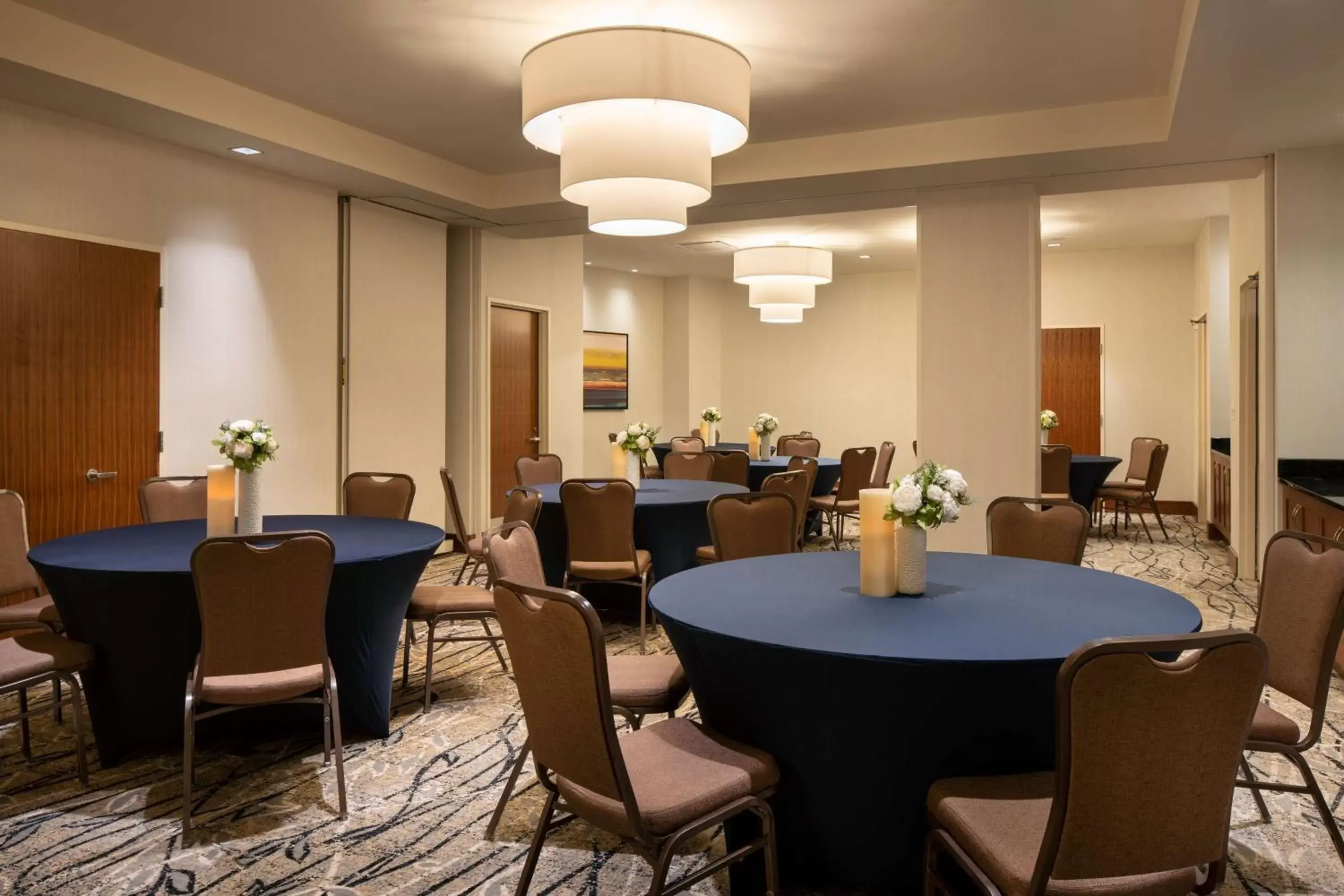 Meeting/conference room, Restaurant/Places to Eat in Hilton Garden Inn Long Island City