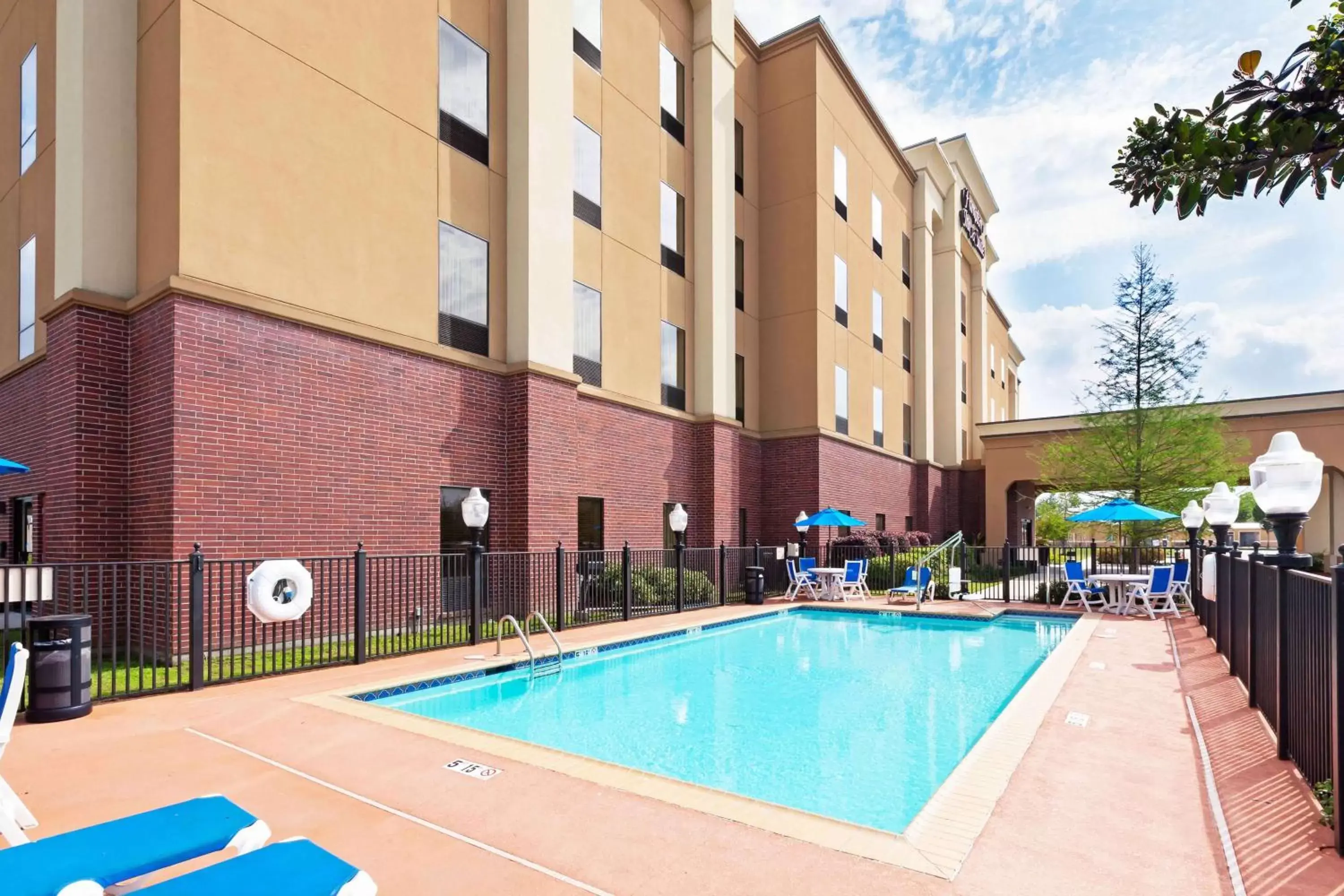 Swimming Pool in Hampton Inn & Suites Morgan City
