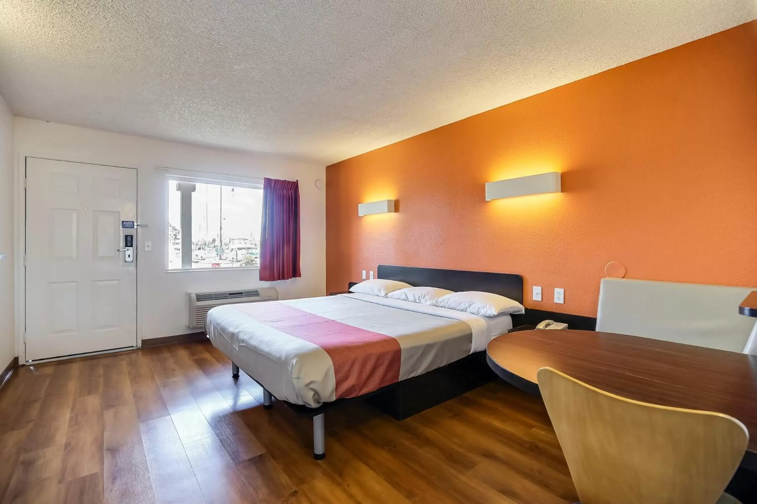 Bedroom, Bed in Motel 6-Oakland, CA - Embarcadero