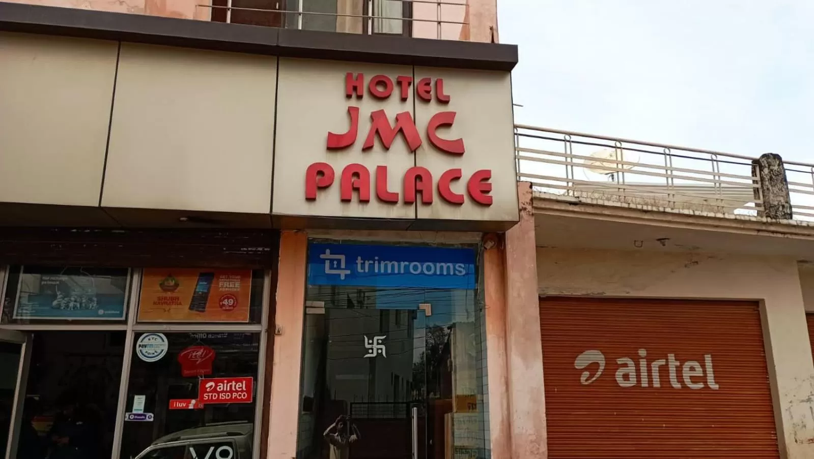 Facade/entrance in Trimrooms JMC Katra