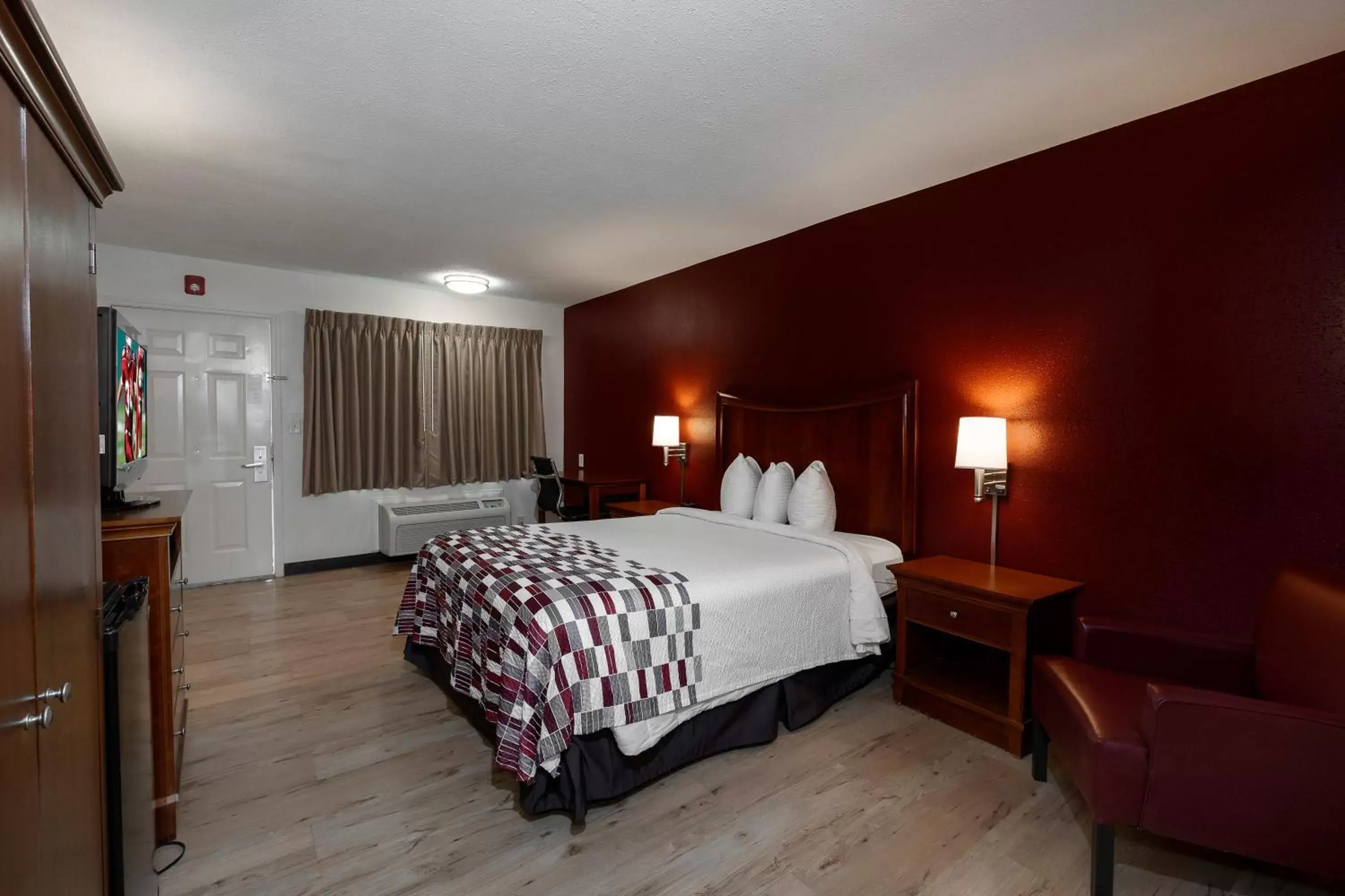 Photo of the whole room, Room Photo in Red Roof Inn Dothan
