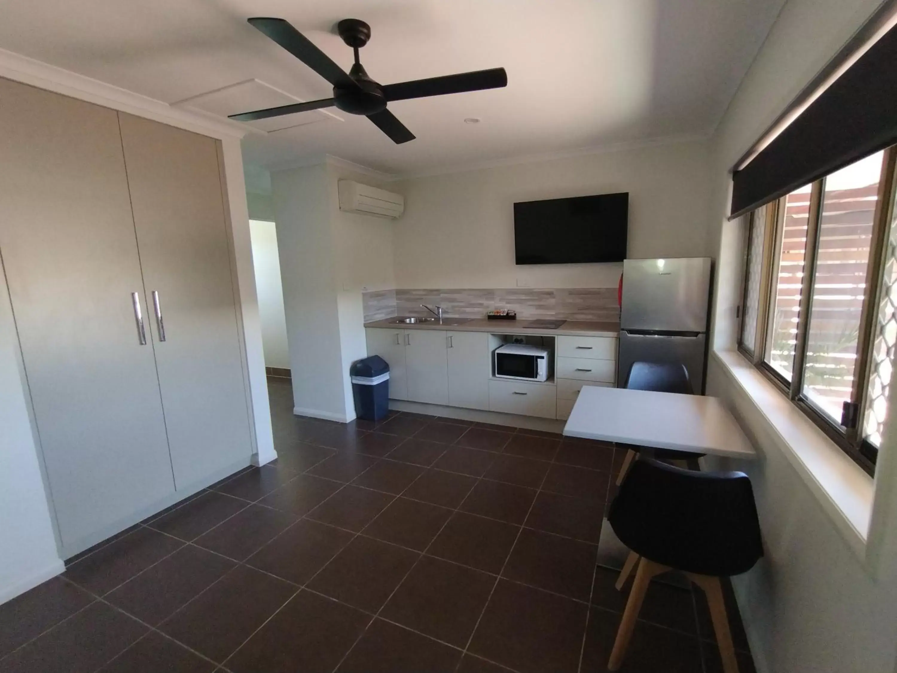 Kitchen/Kitchenette in Cascade Motel In Townsville