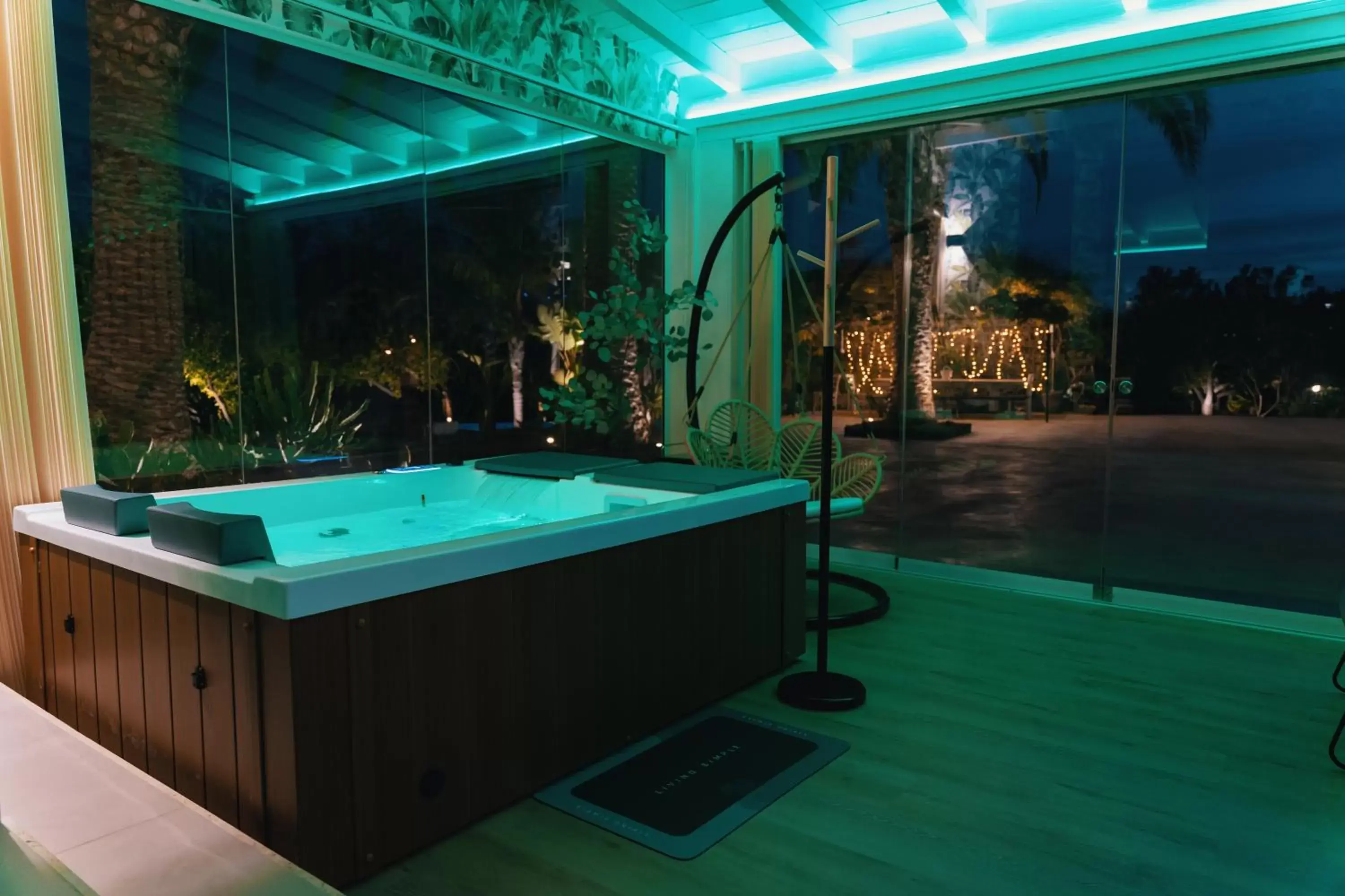 Hot Tub, Swimming Pool in Emesh Boutique Suite