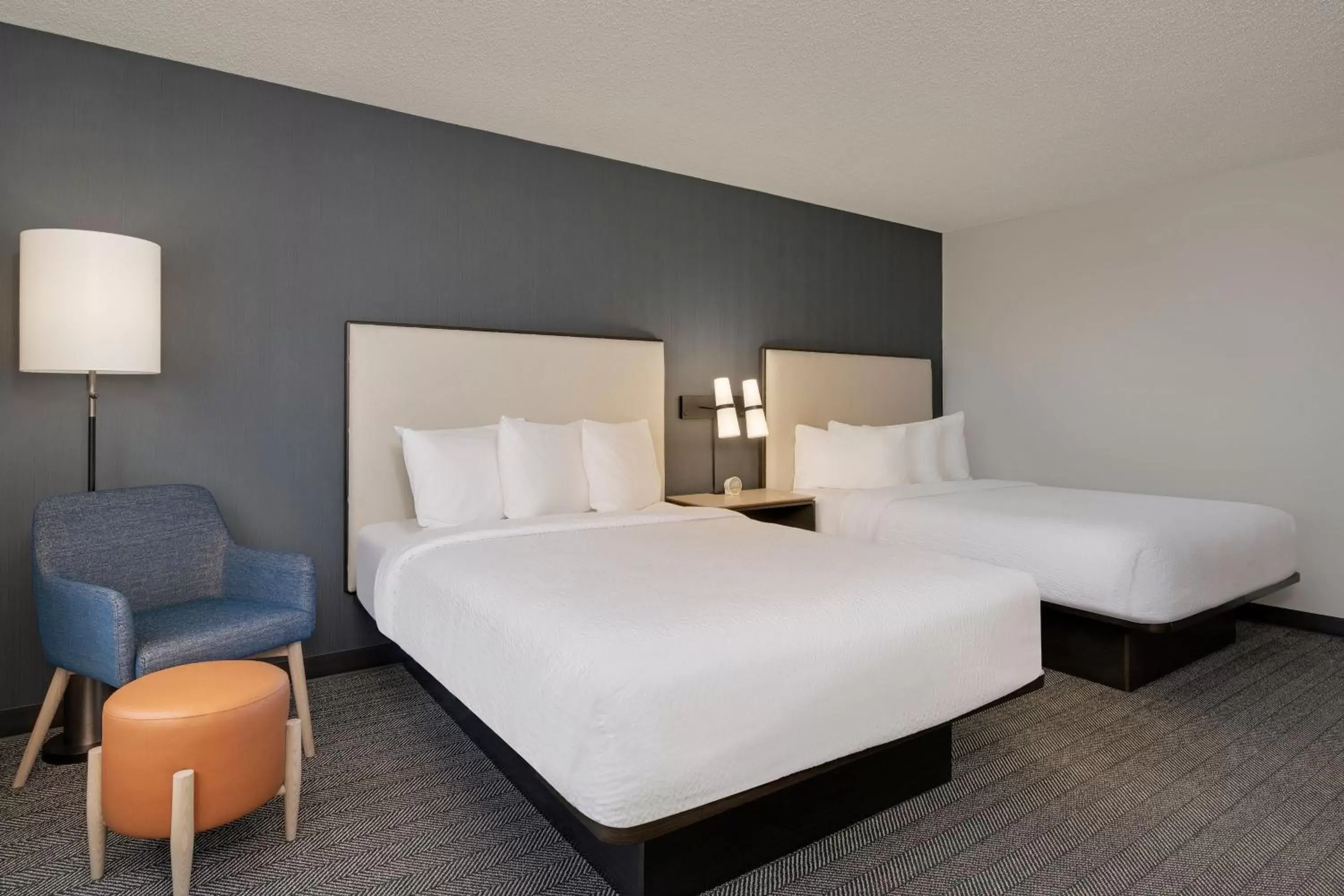 Photo of the whole room, Bed in Courtyard by Marriott Indianapolis South