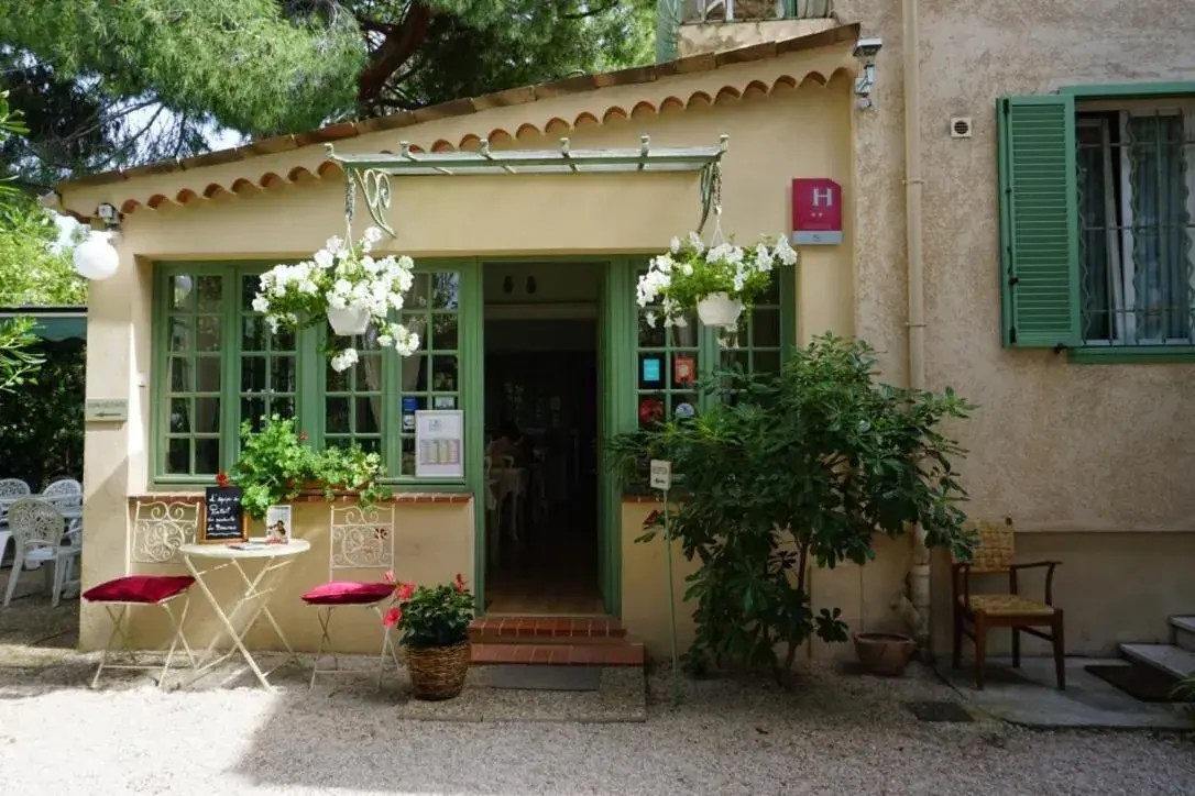 Facade/entrance in Le Ponteil