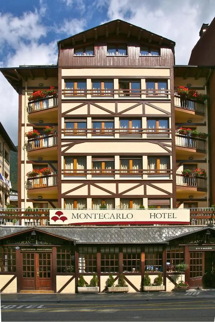 Facade/entrance in Montecarlo
