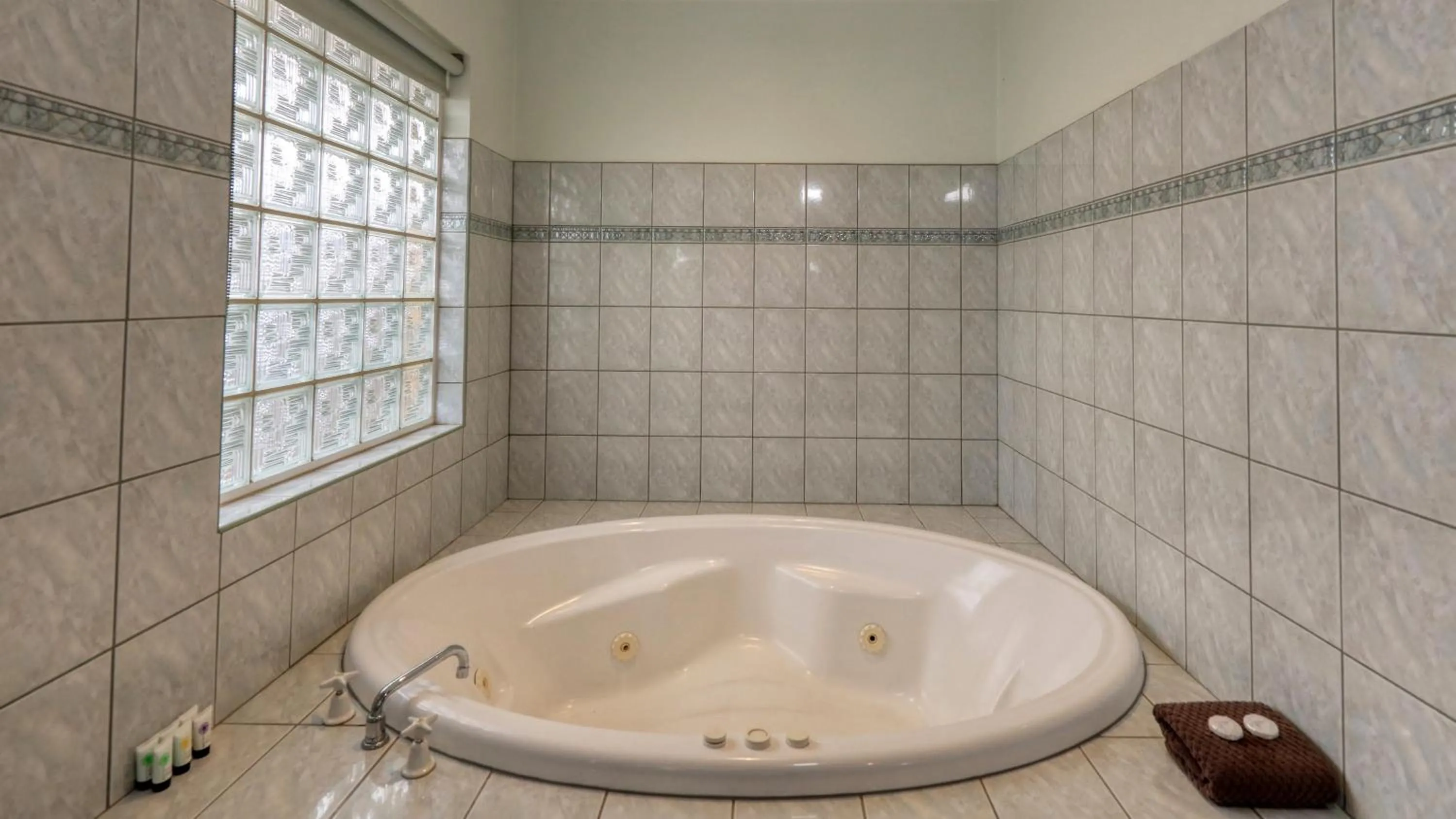 Spa and wellness centre/facilities in Charles Rasp Motor Inn & Cottages