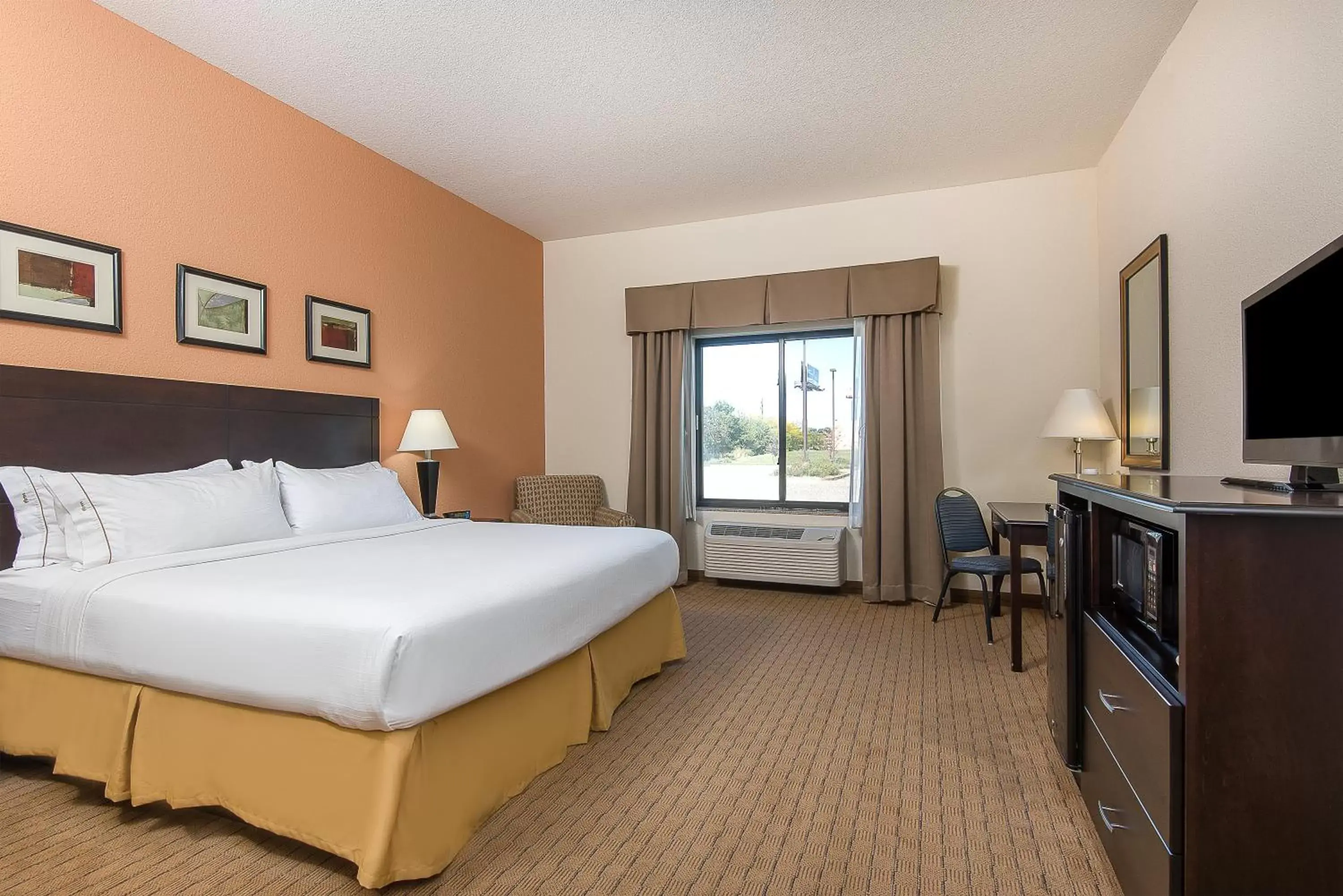 Photo of the whole room, Bed in Holiday Inn Express and Suites Lafayette East, an IHG Hotel