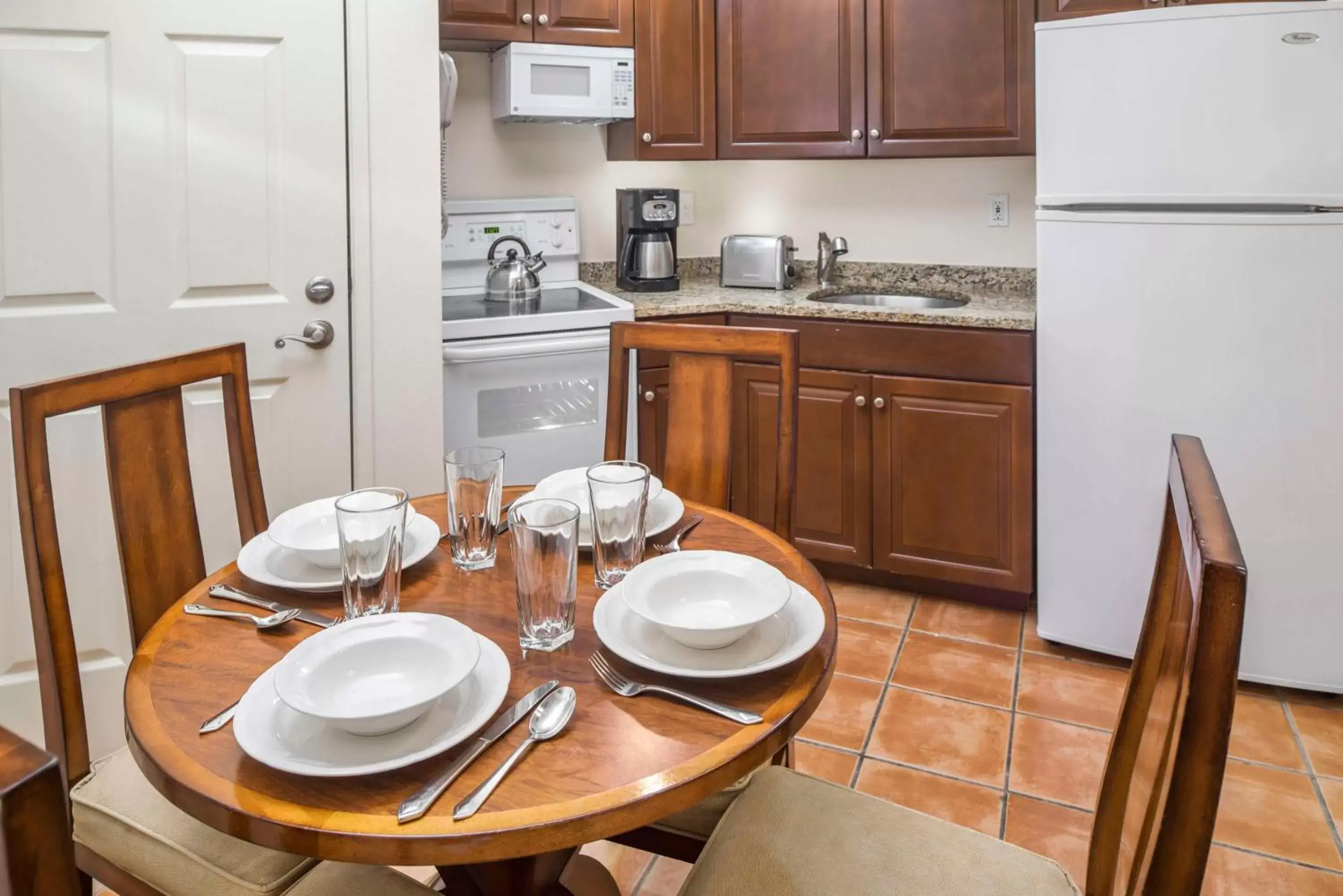 Kitchen or kitchenette, Dining Area in Hilton Vacation Club Grande Villas Orlando